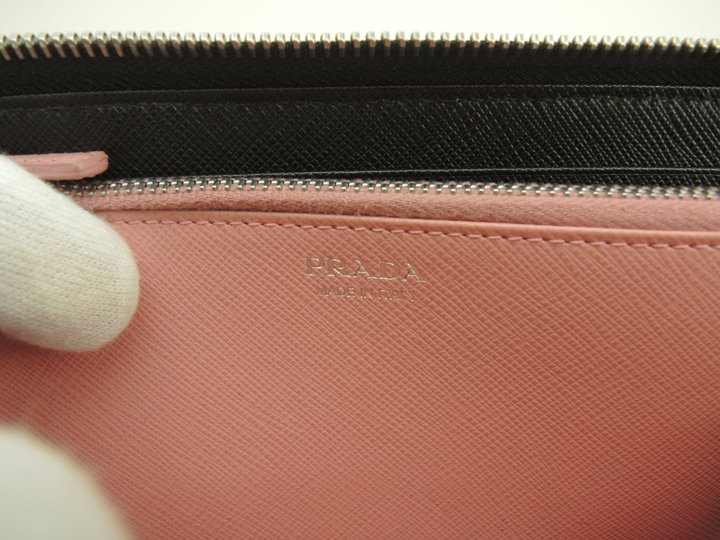 プラダ ロングウォレット ロボット サフィアーノレザー黒 ラウンドジップ長財布@62C