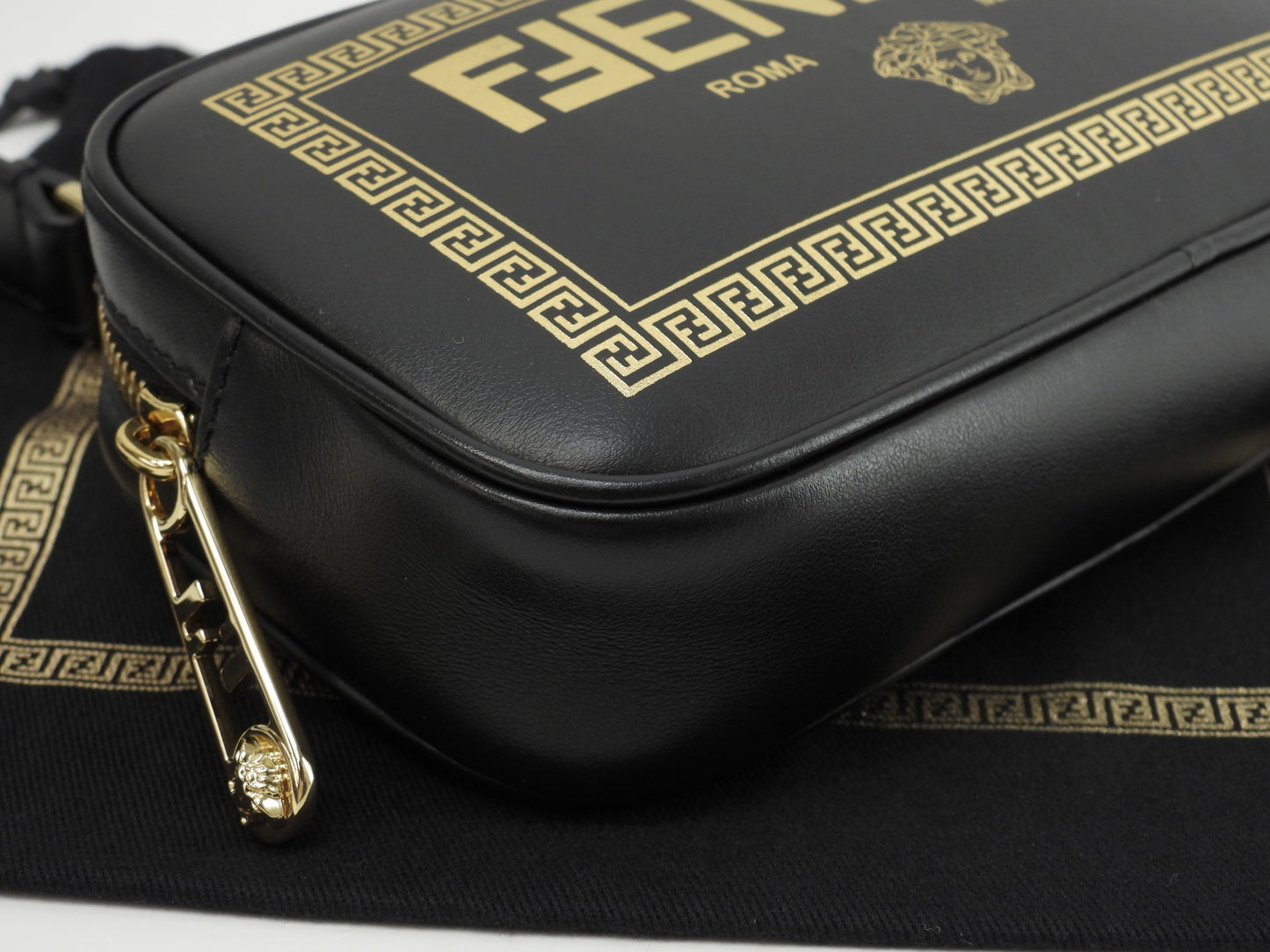 フェンディxヴェルサーチ ポシェット フェンダーチェ レザー黒 クロスボディバッグ 未使用@ 1