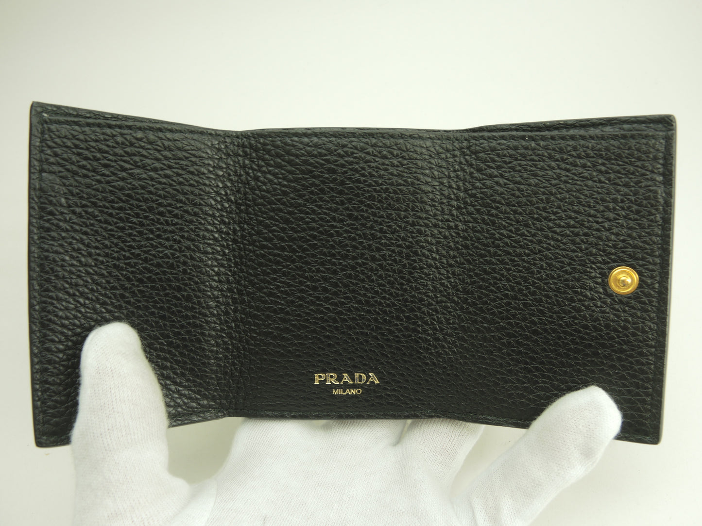 プラダ ミニウォレット 型押レザー 黒 立体ロゴ スモールウォレット 3折財布 美品@245