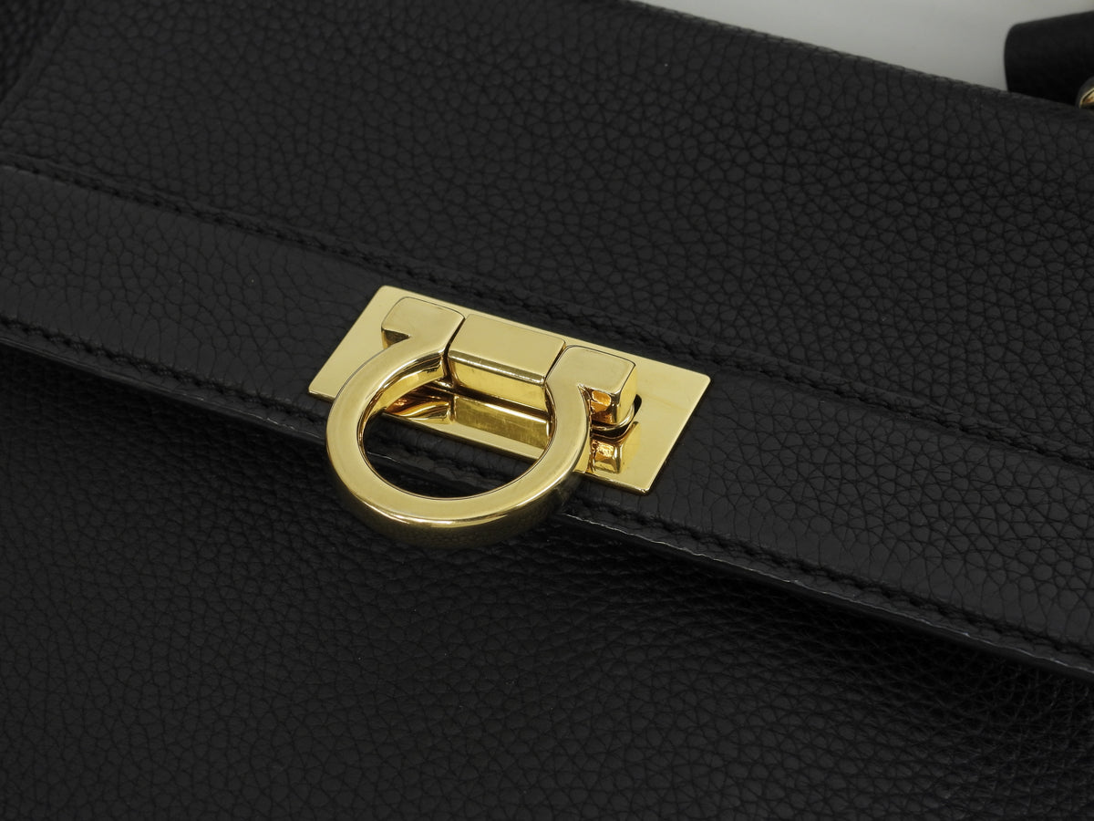 サルヴァトーレフェラガモ ソフィア ガンチーニ レザー黒 s付ハンドバッグ ポシェット 美品@FZ-21D570 2