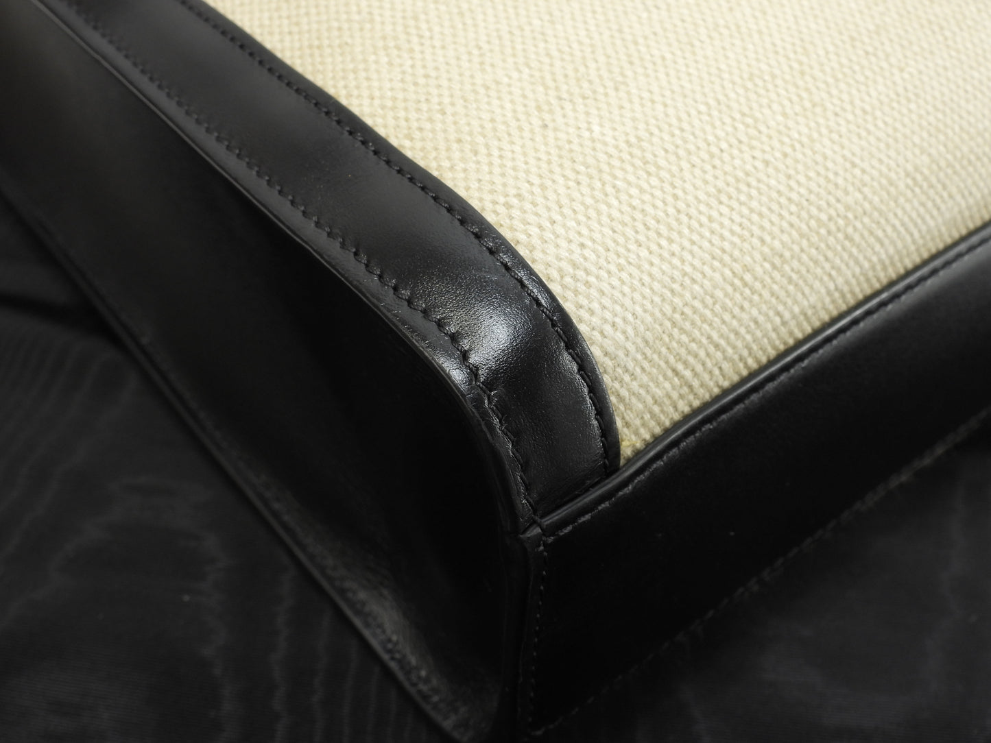 セリーヌ ミディアムバーティカルカバ コットン革 ベージュ黒 s付ハンドバッグ トートバッグ@S-AN-4231