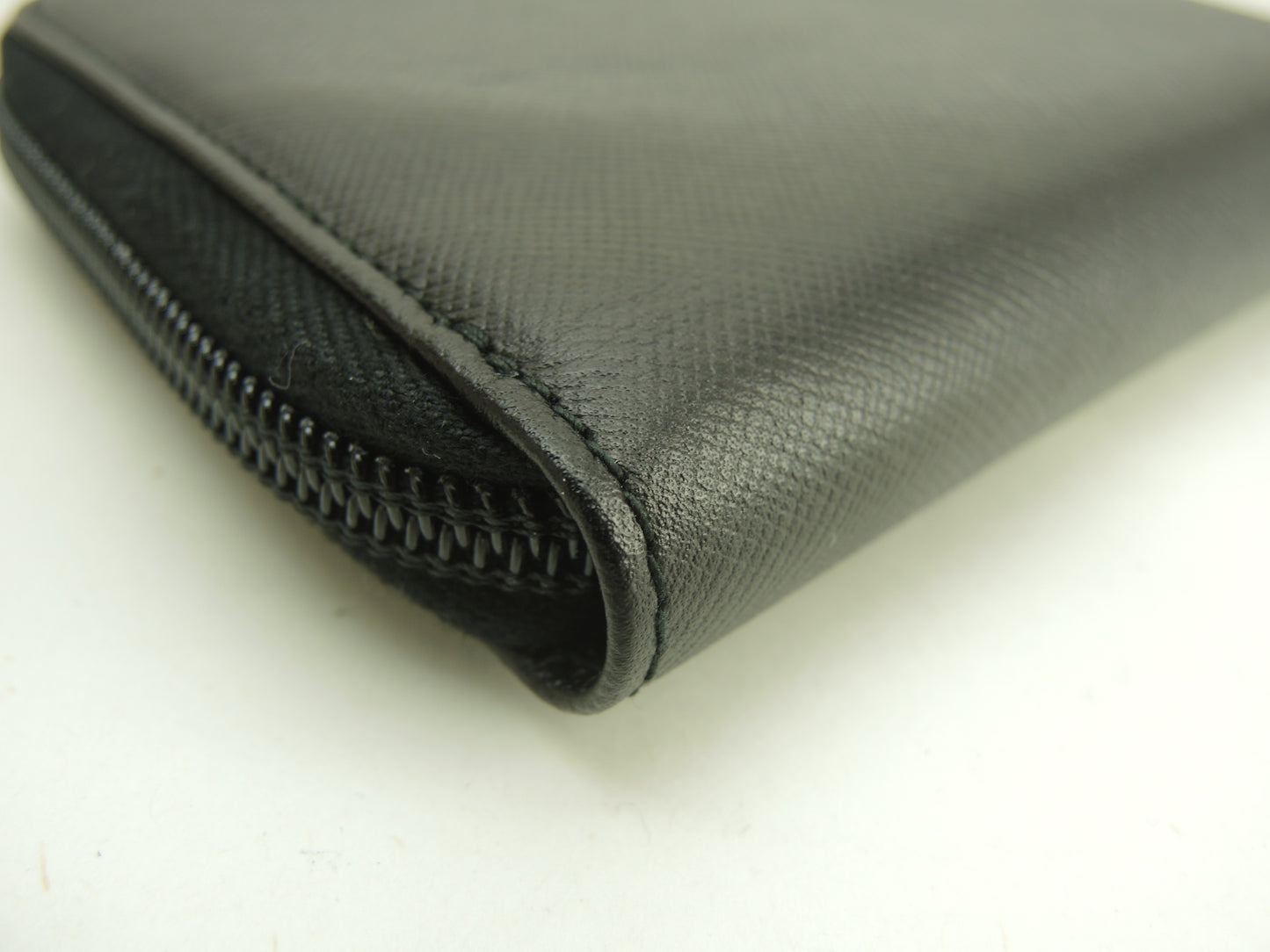 プラダ 2折ジップ札入 三角プレートロゴ サフィアーノレザー黒 お札・カードケース@64