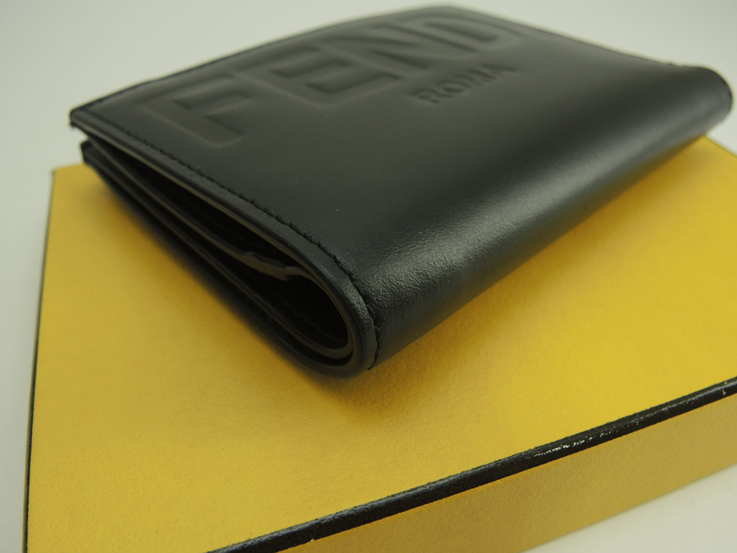 フェンディ コンパクトウォレット ロゴ レザー黒 2折財布 新品@ 4