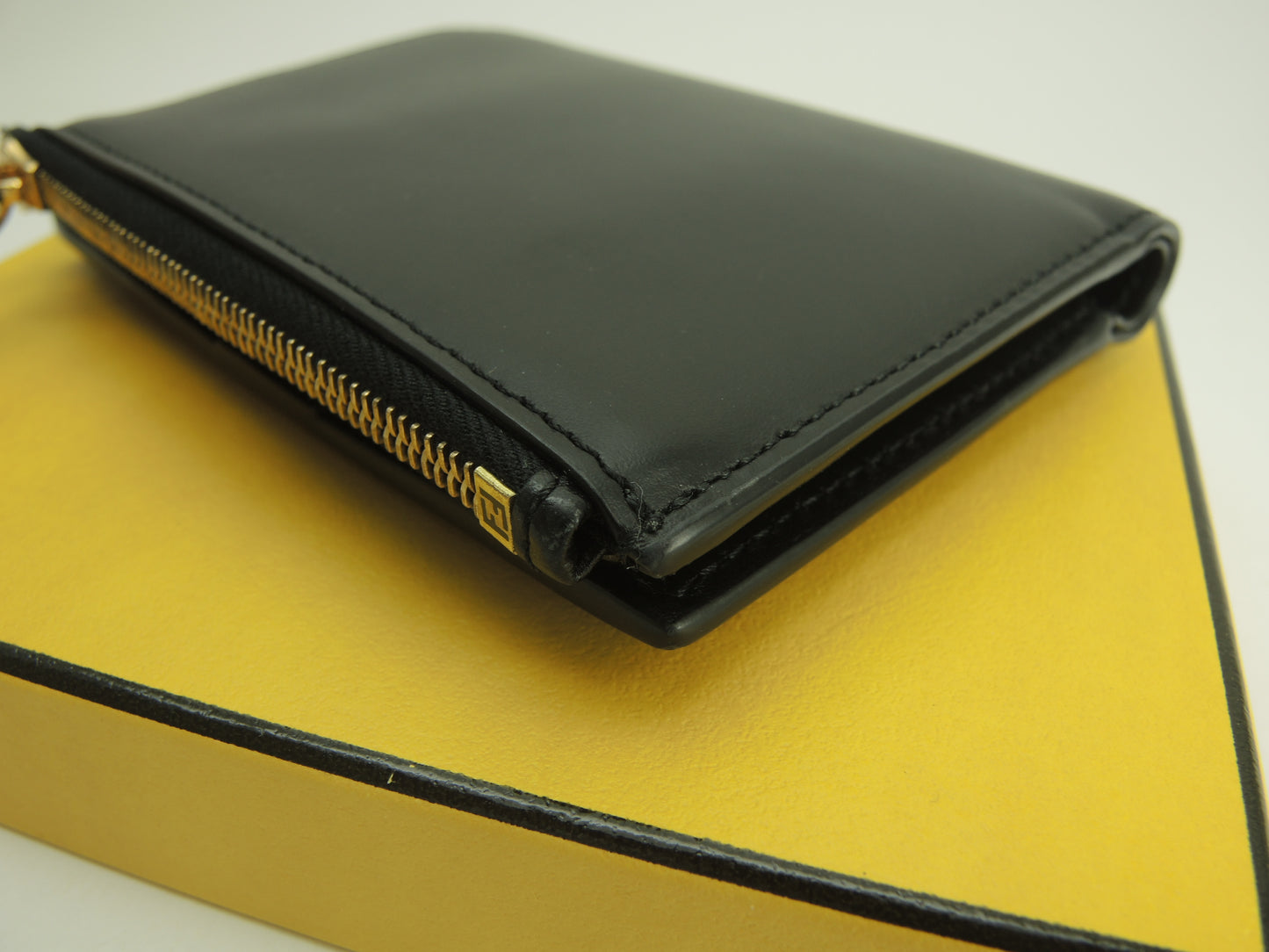 フェンディ コンパクトウォレット ロゴ レザー黒 2折財布 新品@ 4