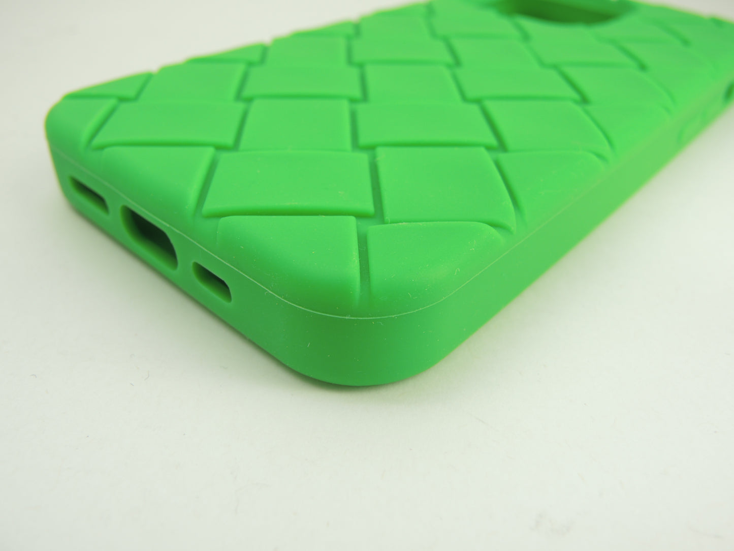 ボッテガヴェネタ iphone13Proケース 中イントレチャート シリコン緑 カバー 未使用@ 17