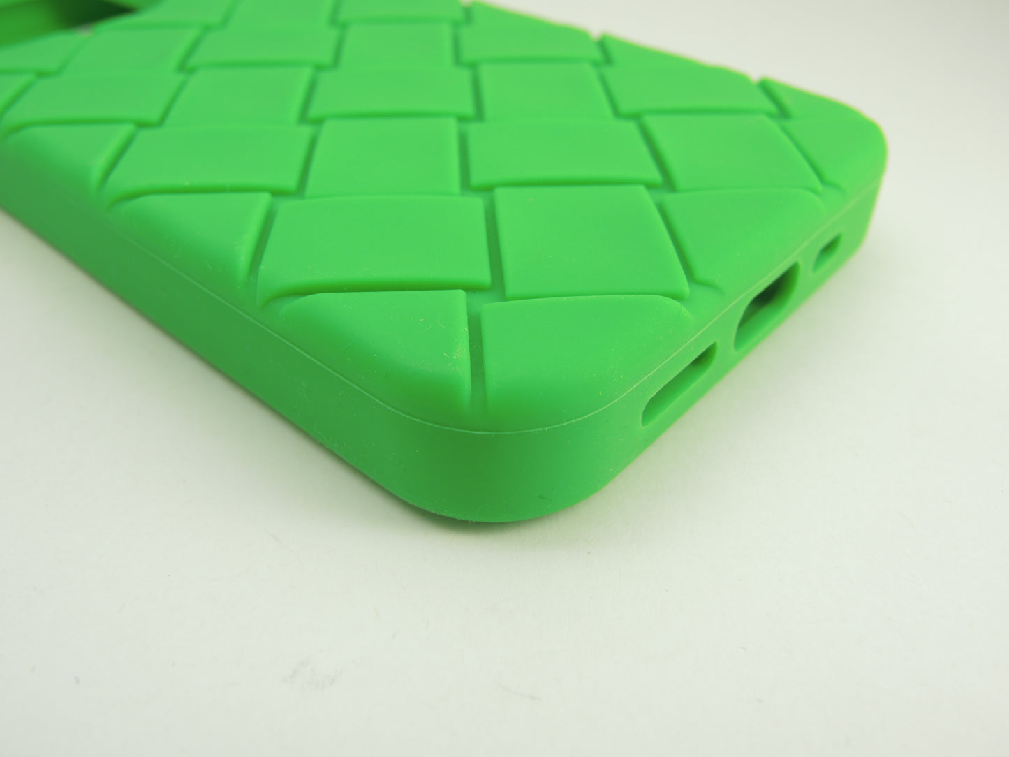 ボッテガヴェネタ iphone13Proケース 中イントレチャート シリコン緑 カバー 未使用@ 17