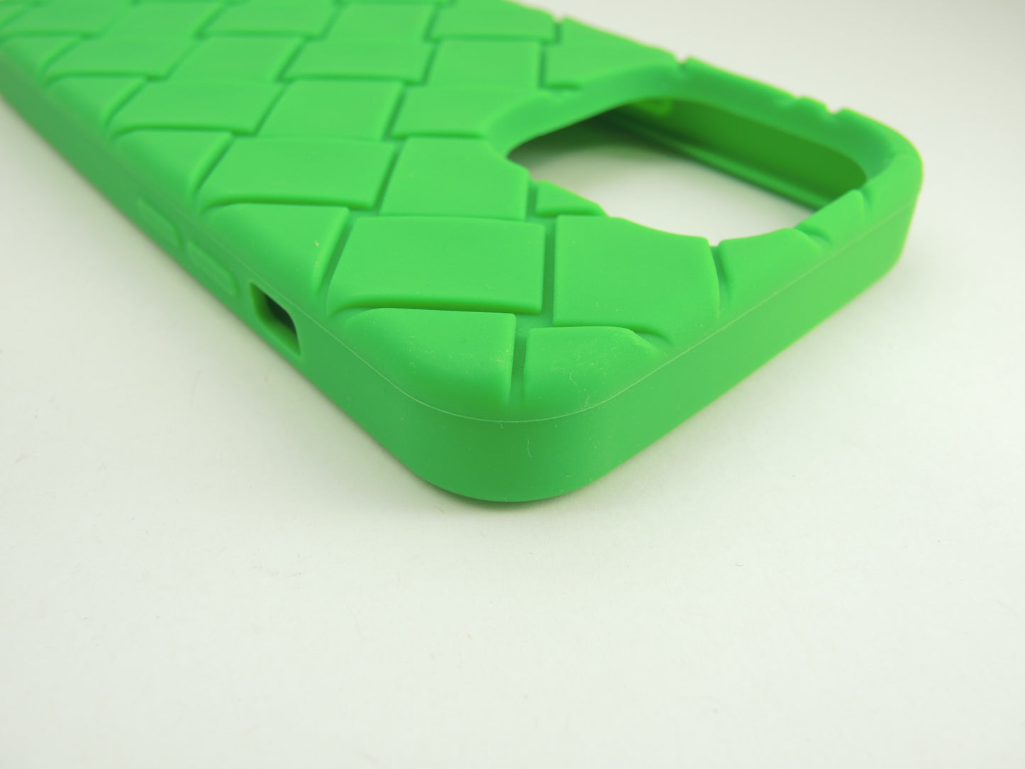 ボッテガヴェネタ iphone13Proケース 中イントレチャート シリコン緑 カバー 未使用@ 17