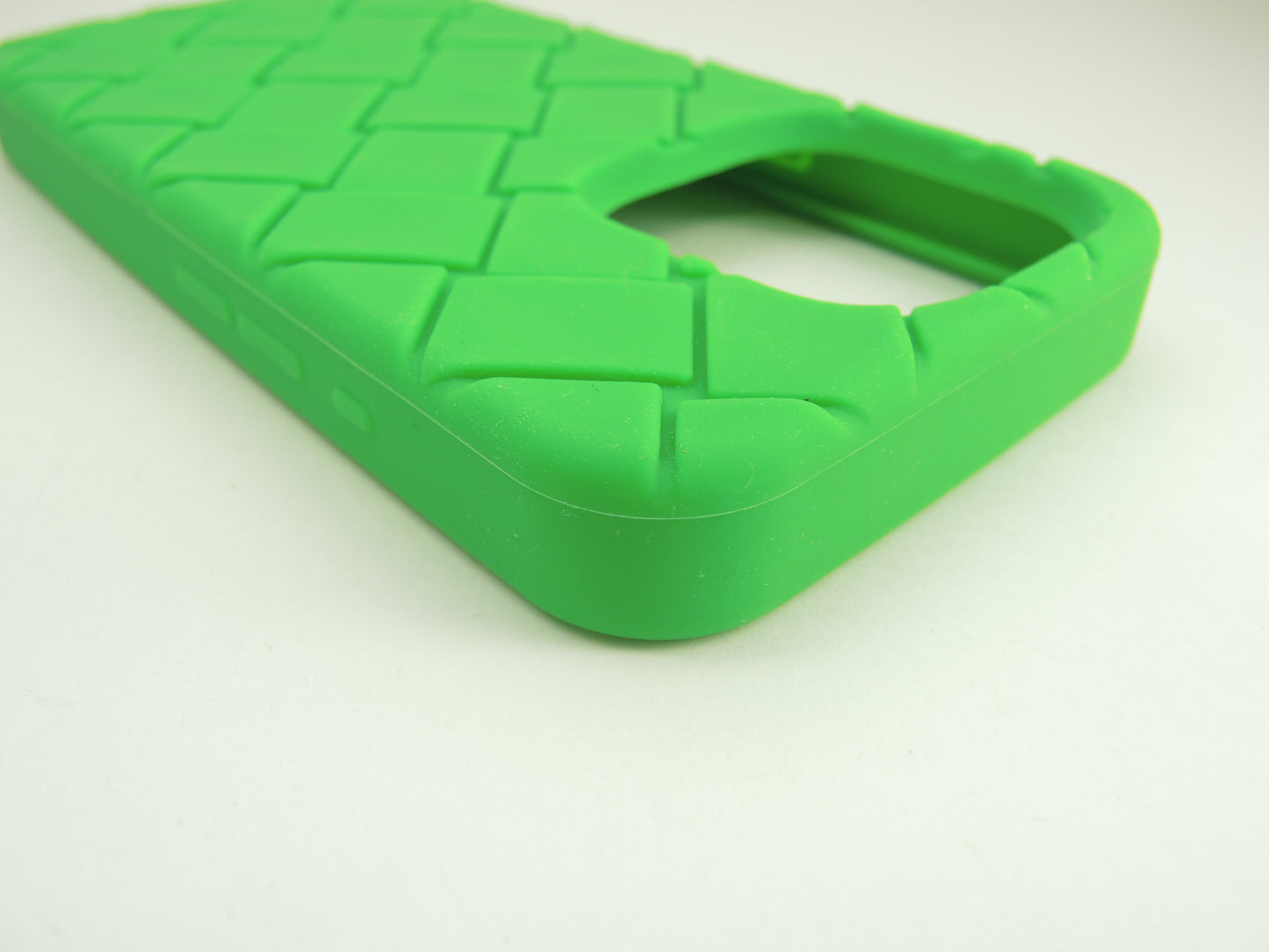 ボッテガヴェネタ iphone14Proケース 中イントレチャート シリコン緑 カバー 未使用@ 16