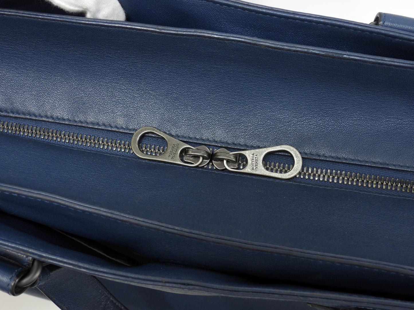 Bottega Veneta briefcase with S-shaped intrecciato pattern, blue and black leather, in good condition @B05324701Q