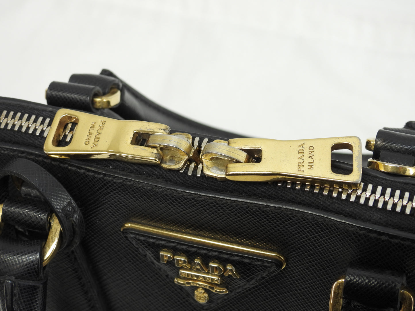 プラダ ミニハンドバッグ 三角ロゴ サフィアーノレザー黒 アルマ型@180