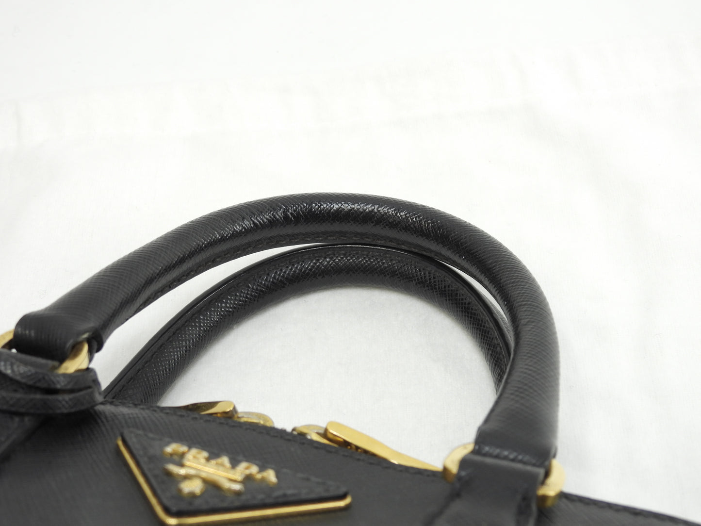 プラダ ミニハンドバッグ 三角ロゴ サフィアーノレザー黒 アルマ型@180