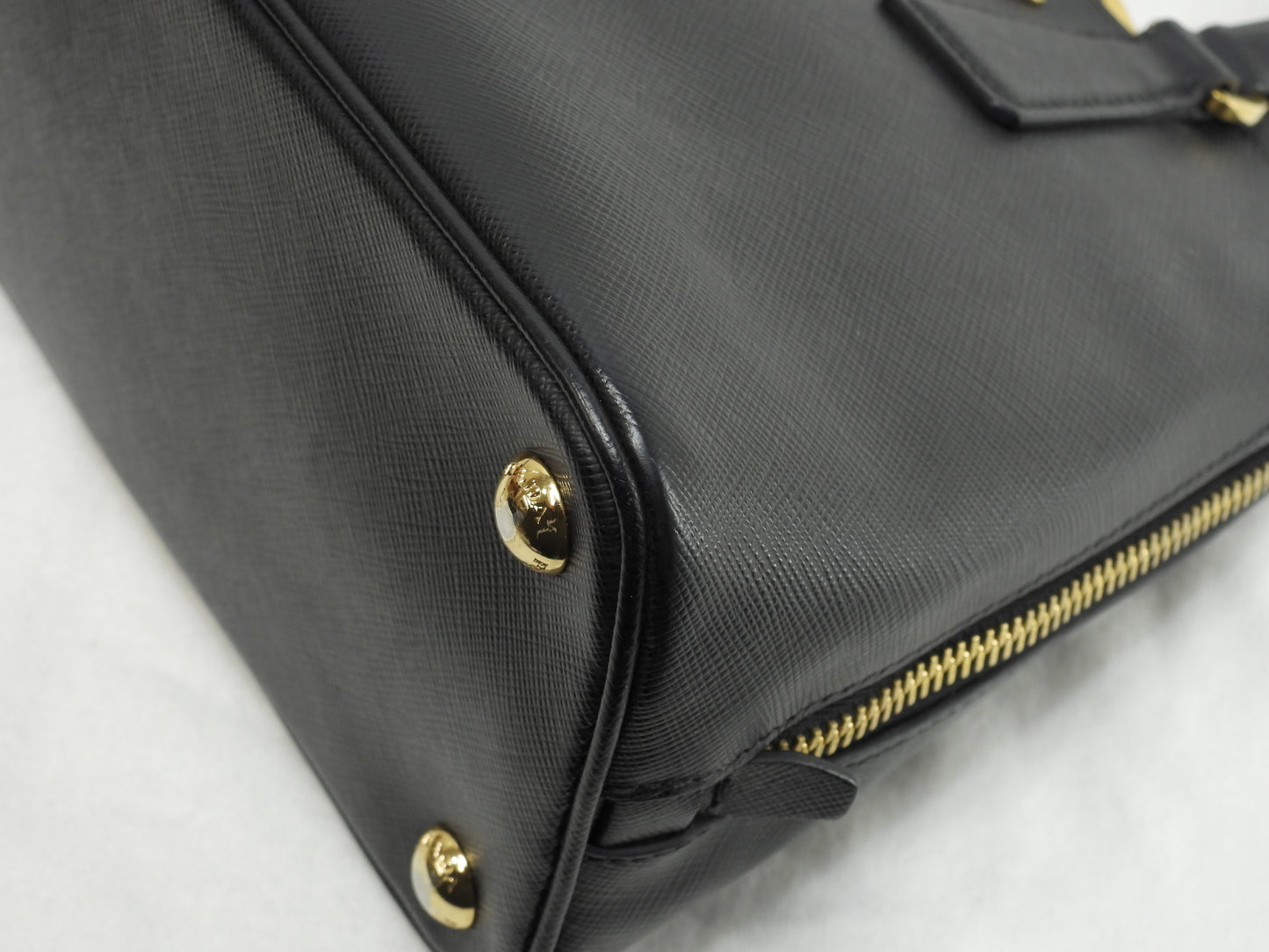 プラダ ミニハンドバッグ 三角ロゴ サフィアーノレザー黒 アルマ型@180