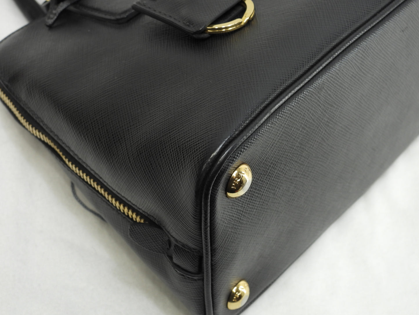 プラダ ミニハンドバッグ 三角ロゴ サフィアーノレザー黒 アルマ型@180