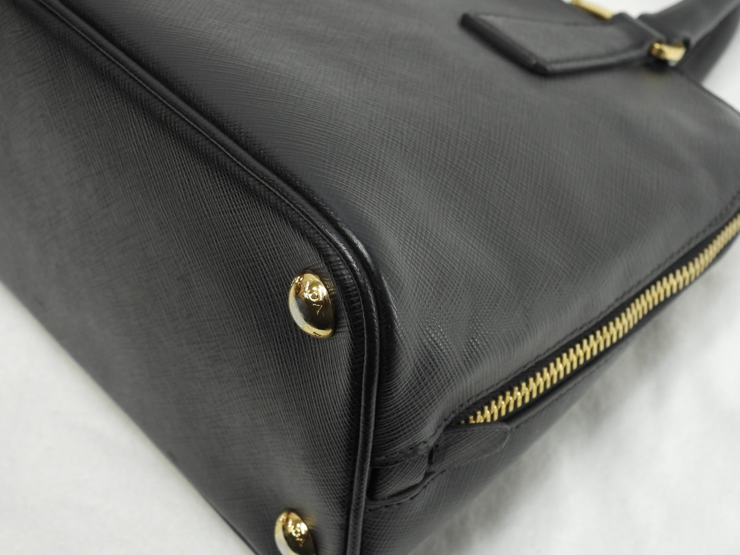 プラダ ミニハンドバッグ 三角ロゴ サフィアーノレザー黒 アルマ型@180