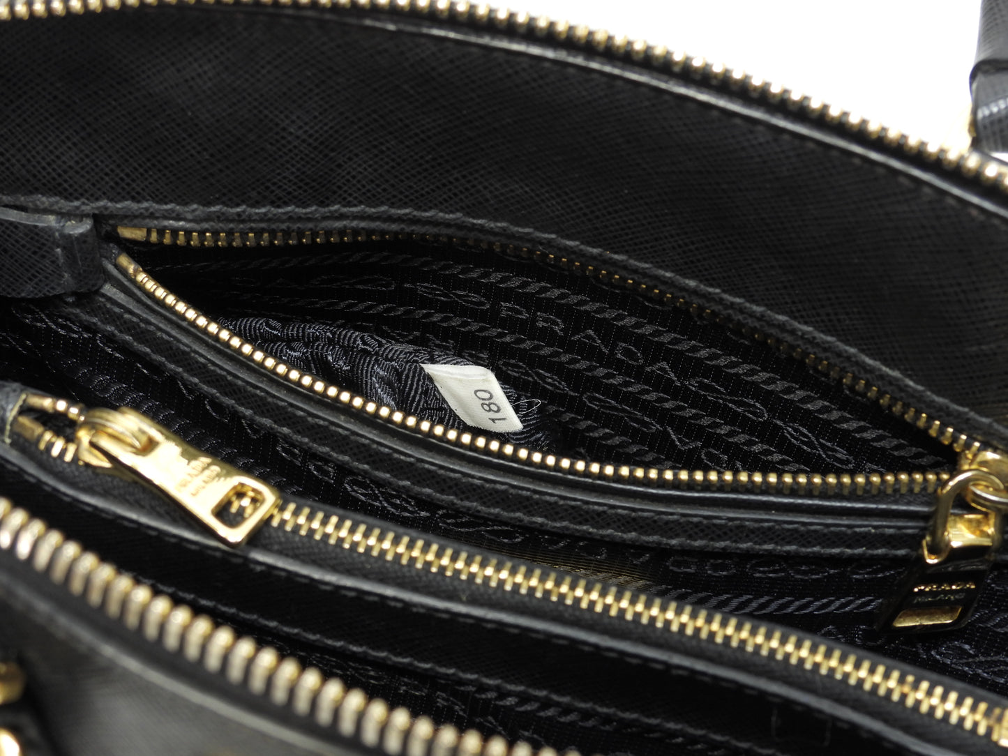 プラダ ミニハンドバッグ 三角ロゴ サフィアーノレザー黒 アルマ型@180