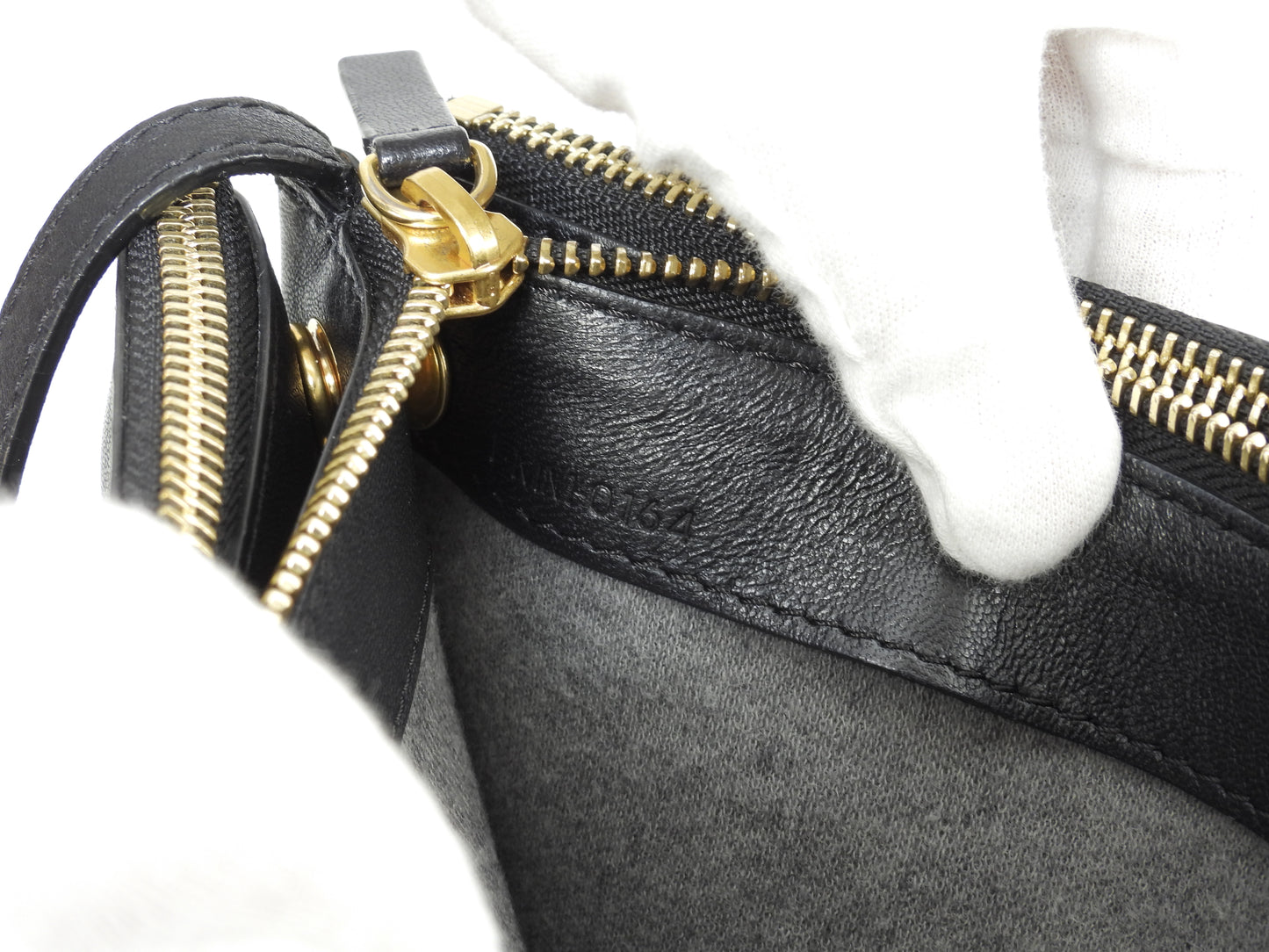 セリーヌ トリオラージ スムースレザー黒 クロスボディバッグ 斜掛ショルダー ポシェット@F-MM-0164