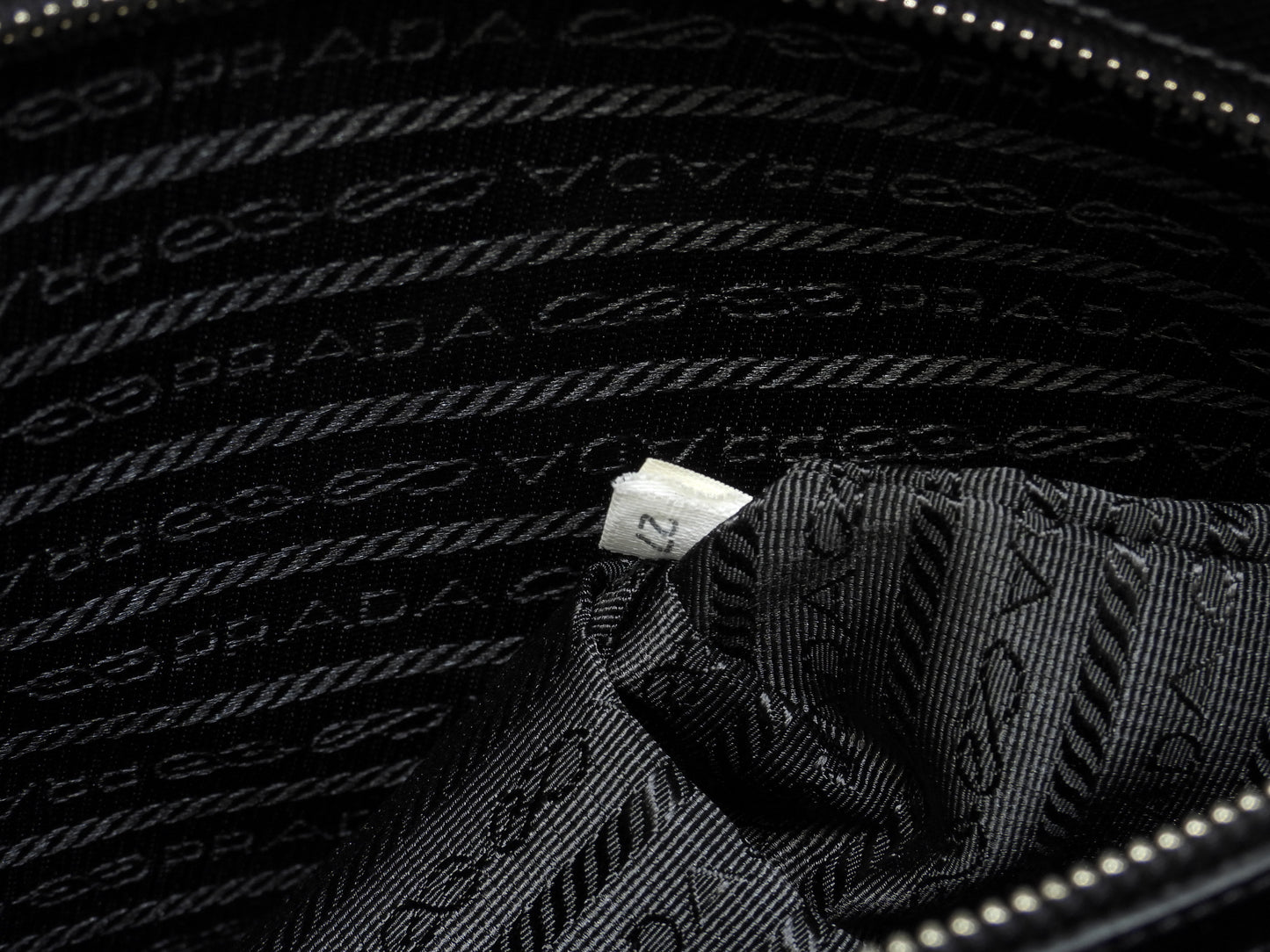 プラダ ブリーフケース サフィアーノ 黒 まち広書類カバン ドキュメントケース VS0088 美品@27113