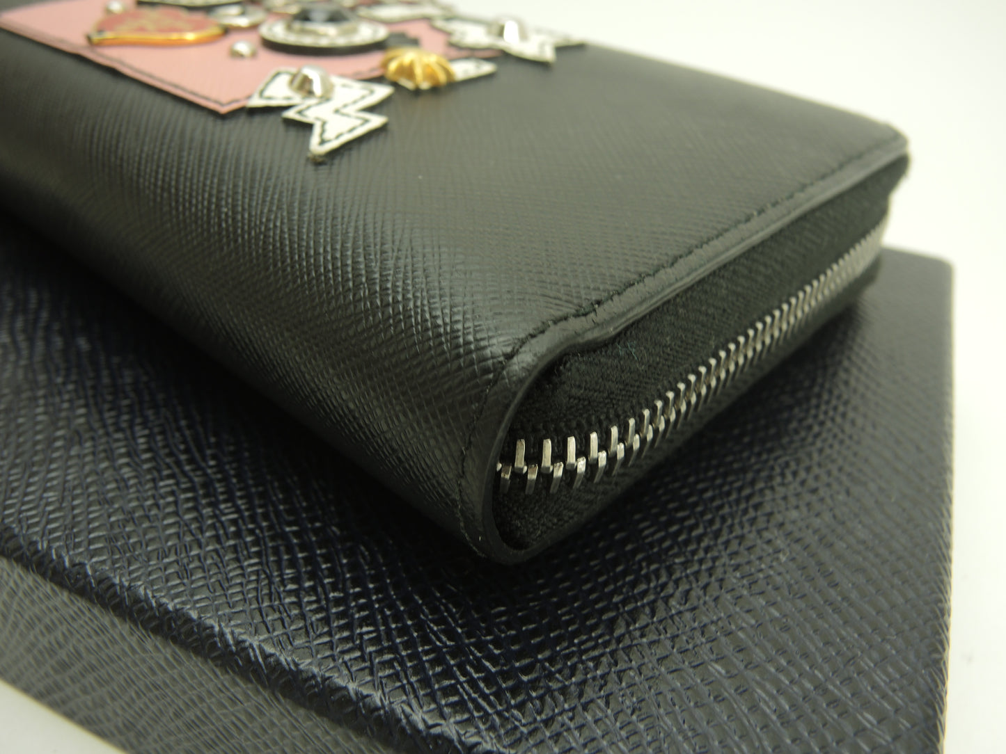 プラダ ロングウォレット ロボット サフィアーノレザー黒 ラウンドジップ長財布@62C