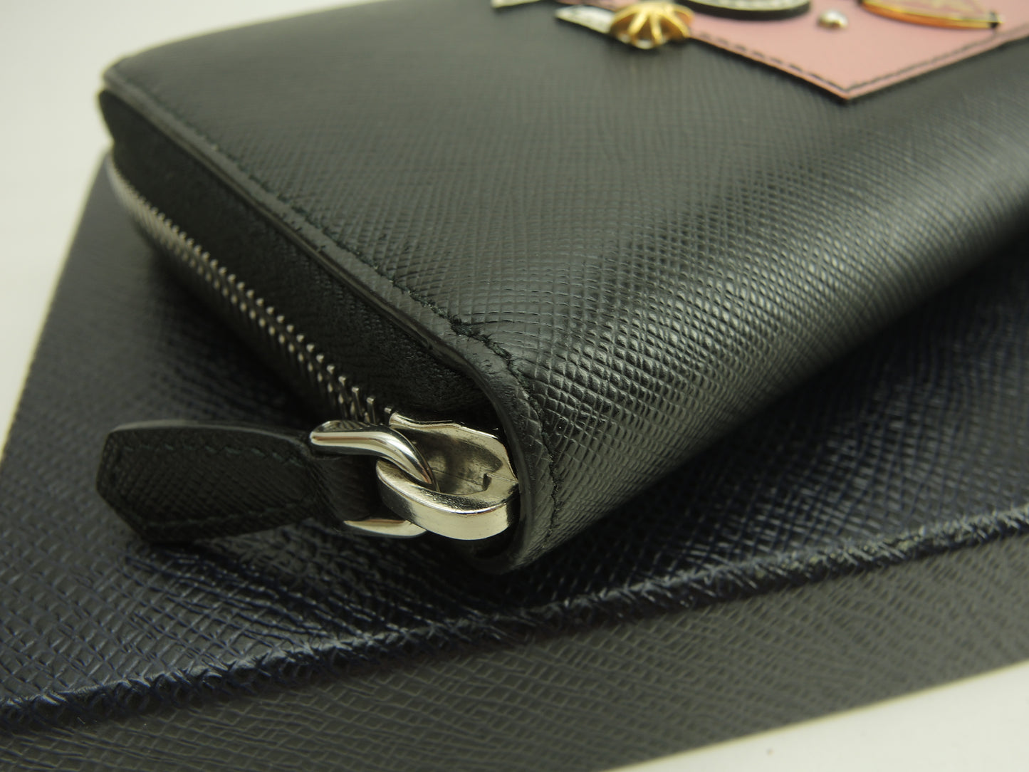 プラダ ロングウォレット ロボット サフィアーノレザー黒 ラウンドジップ長財布@62C