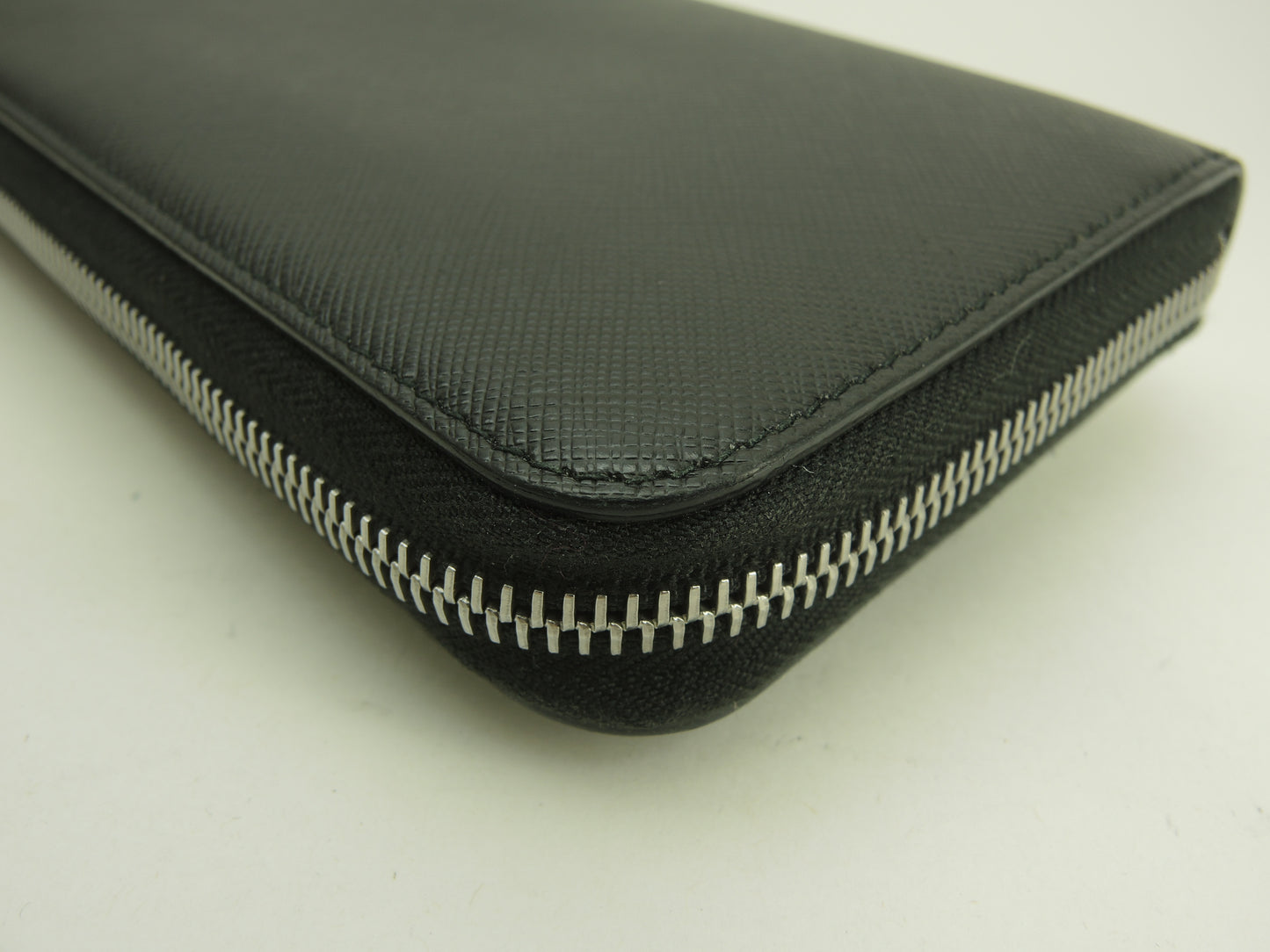 プラダ ロングウォレット ロボット サフィアーノレザー黒 ラウンドジップ長財布@62C