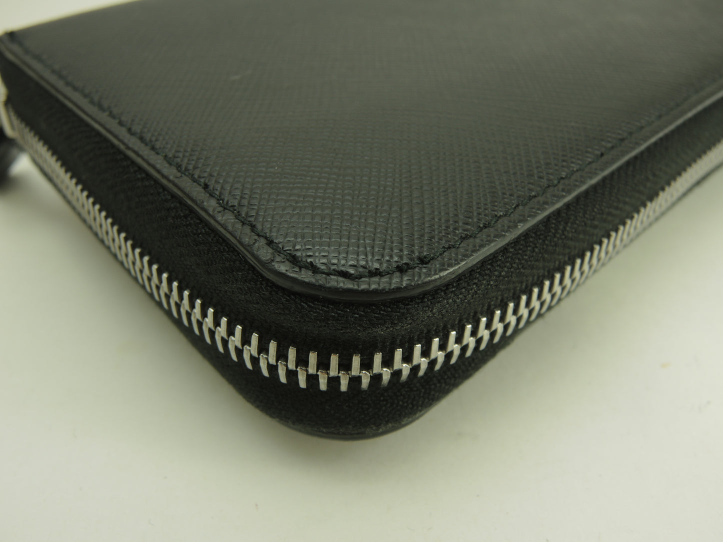 プラダ ロングウォレット ロボット サフィアーノレザー黒 ラウンドジップ長財布@62C