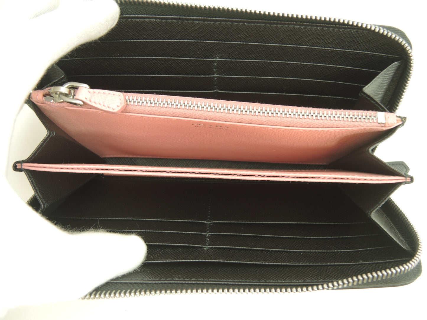 プラダ ロングウォレット ロボット サフィアーノレザー黒 ラウンドジップ長財布@62C