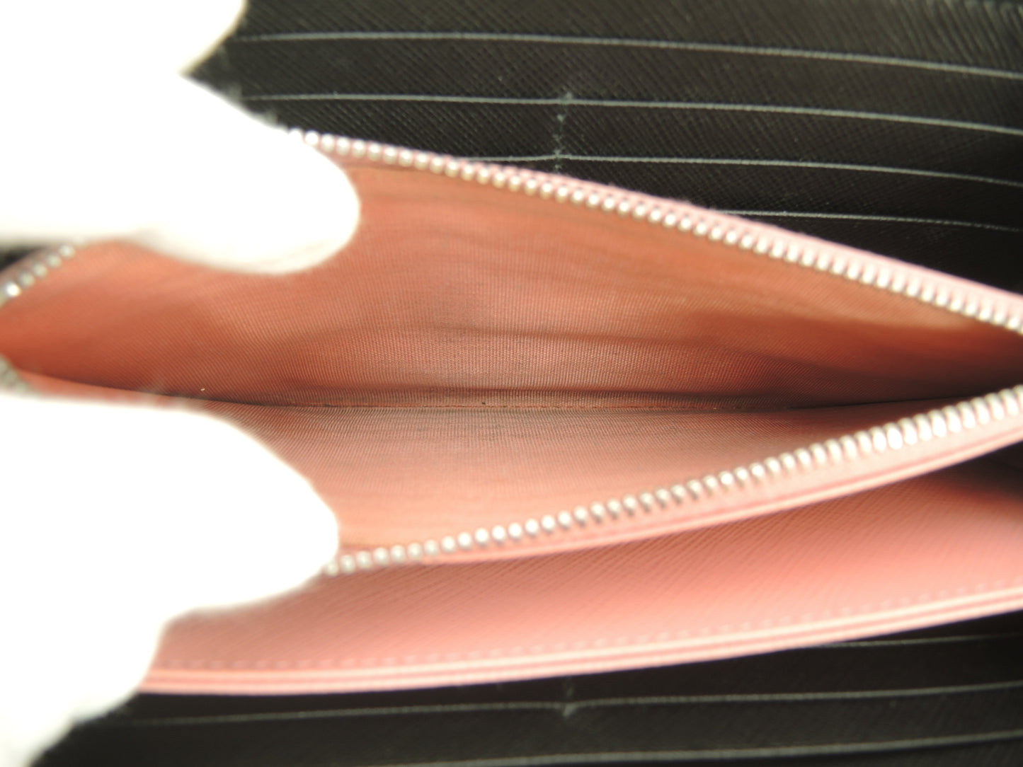 プラダ ロングウォレット ロボット サフィアーノレザー黒 ラウンドジップ長財布@62C