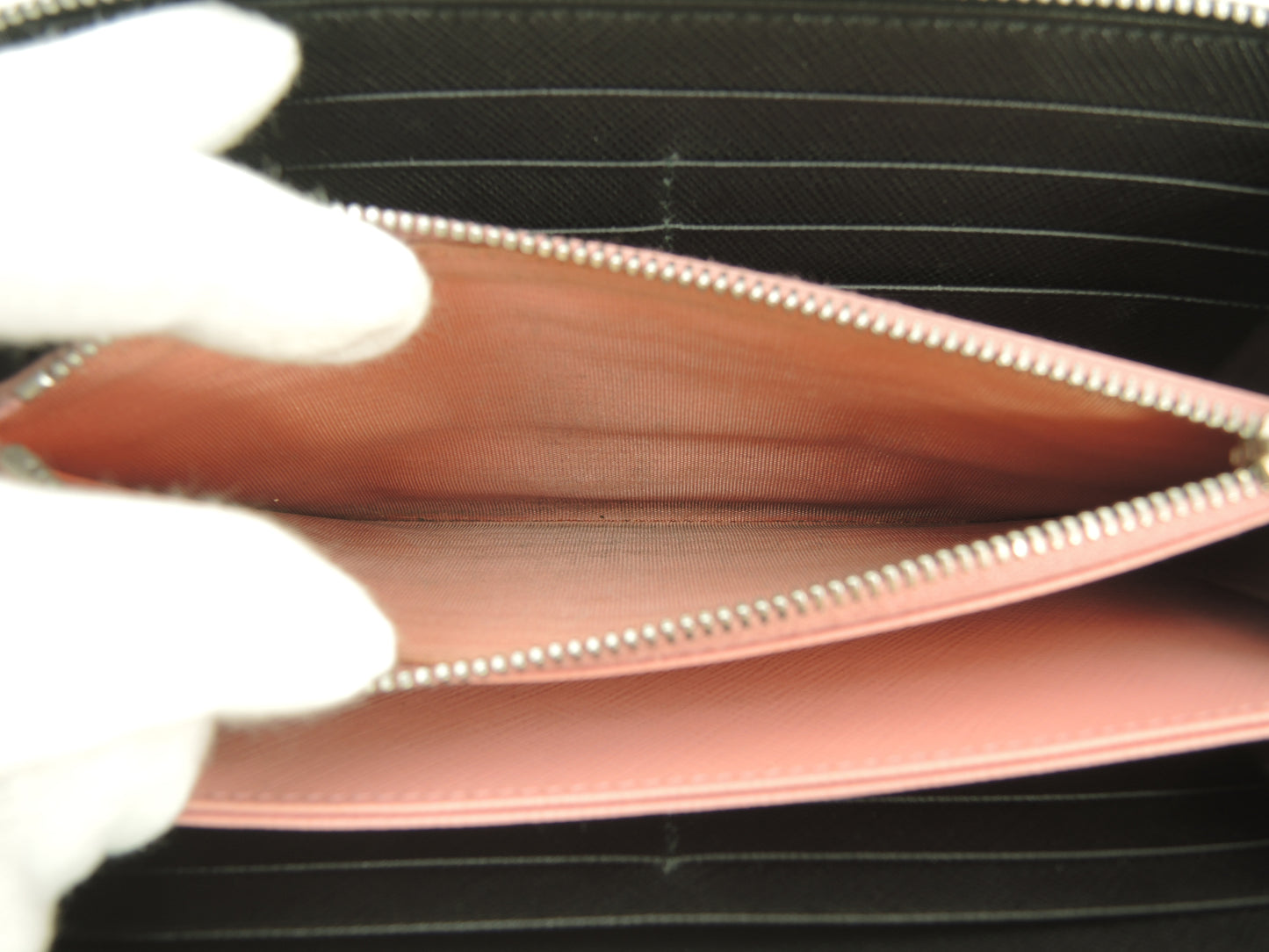 プラダ ロングウォレット ロボット サフィアーノレザー黒 ラウンドジップ長財布@62C