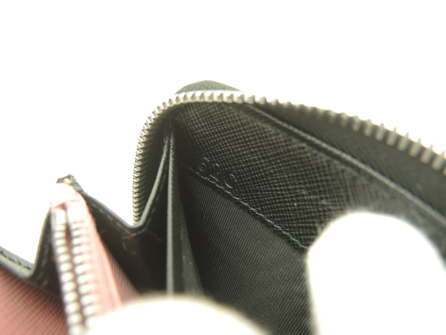 プラダ ロングウォレット ロボット サフィアーノレザー黒 ラウンドジップ長財布@62C