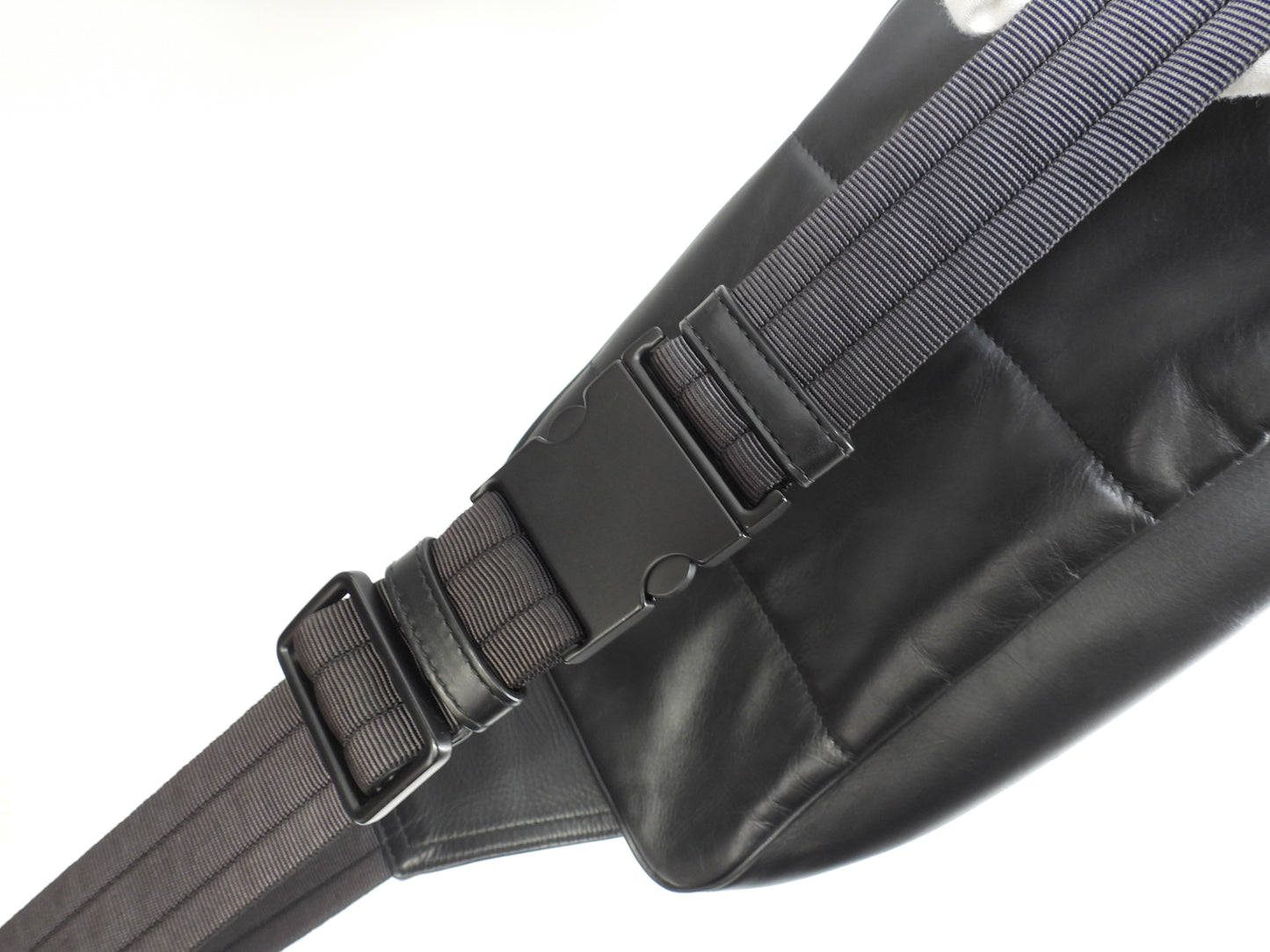 ボッテガヴェネタ ボディバッグ中 レッジェーロ レザー黒 ウエストバッグ@B07807443B