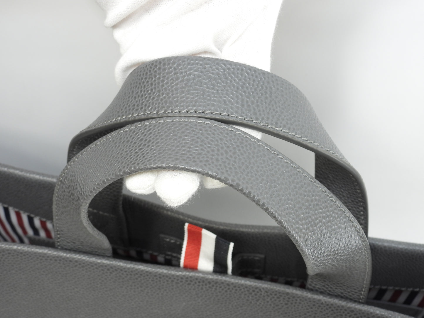 トムブラウン スクエアトートバッグ ペーパーラベルロゴ キャビアレザー灰 メンズ ハンドバッグ@ 1