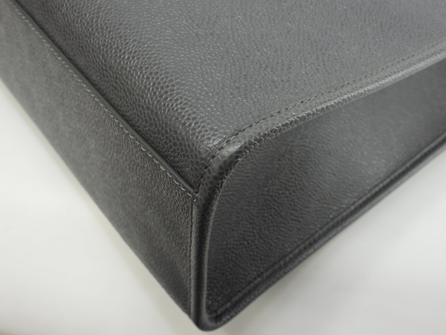 トムブラウン スクエアトートバッグ ペーパーラベルロゴ キャビアレザー灰 メンズ ハンドバッグ@ 1