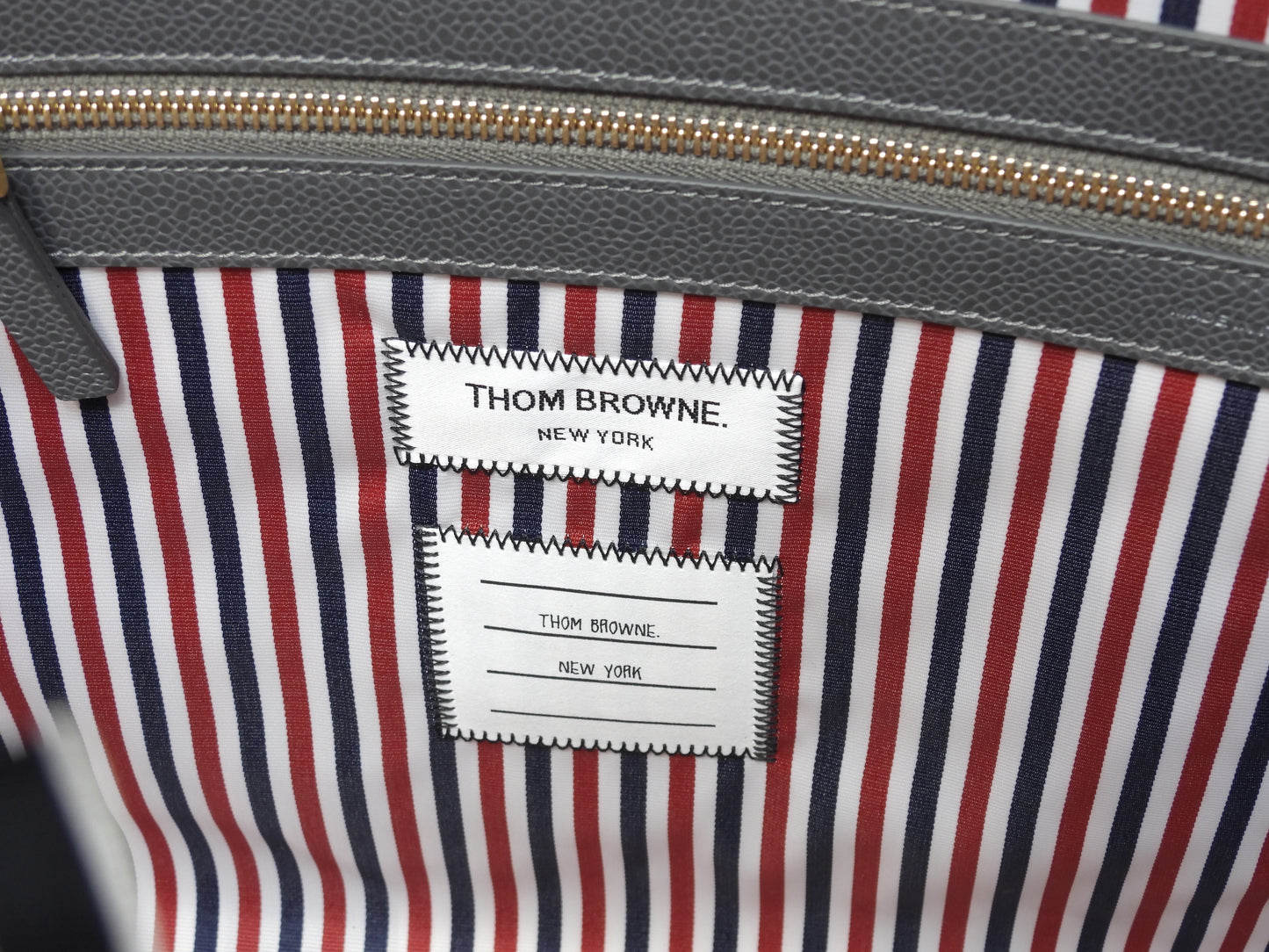 トムブラウン スクエアトートバッグ ペーパーラベルロゴ キャビアレザー灰 メンズ ハンドバッグ@ 1