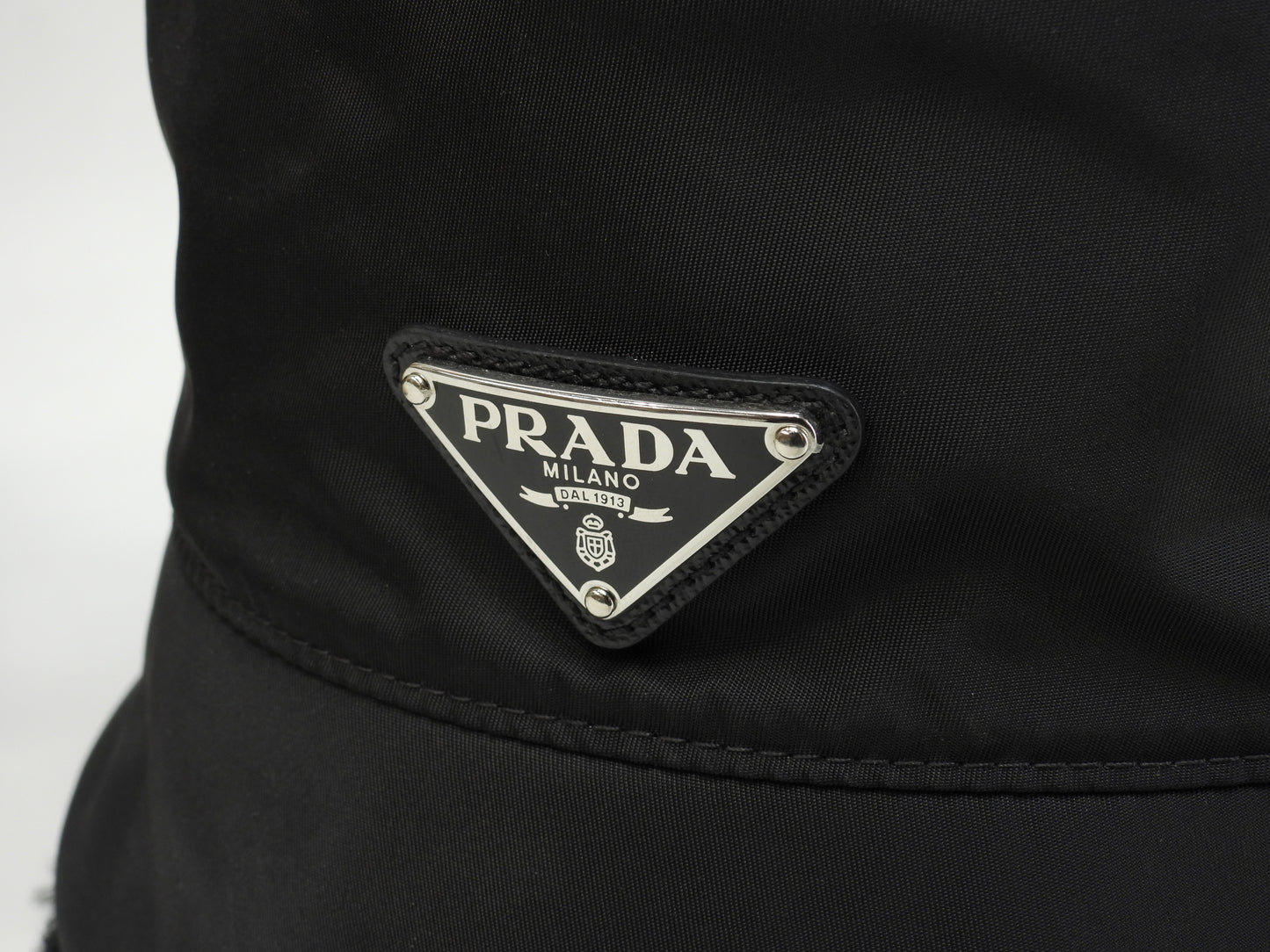 プラダ バゲットハット Re-Nylon ムートン/テスート黒 ヘッドウォーマー 三角プレート@131