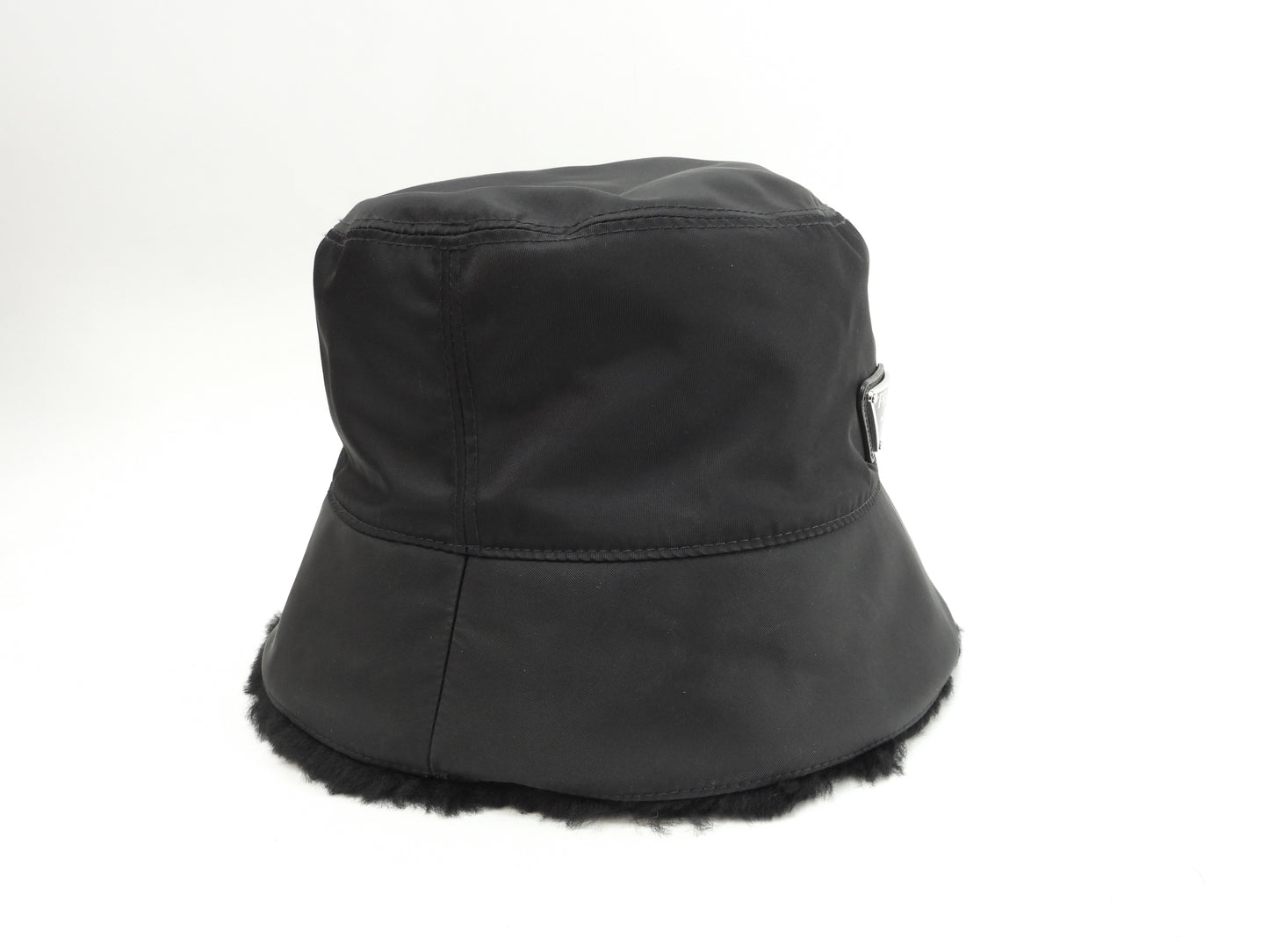 プラダ バゲットハット Re-Nylon ムートン/テスート黒 ヘッドウォーマー 三角プレート@131