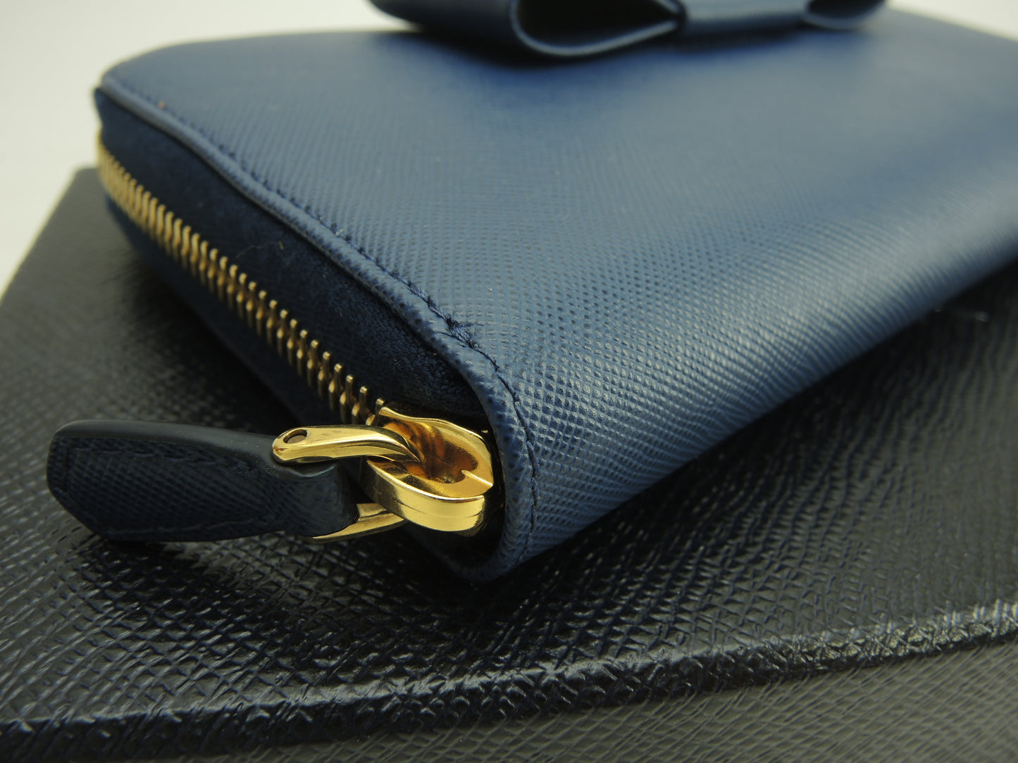 プラダ ロングウォレット リボン サフィアーノ青 ラウンドジップ長財布 未使用品@204