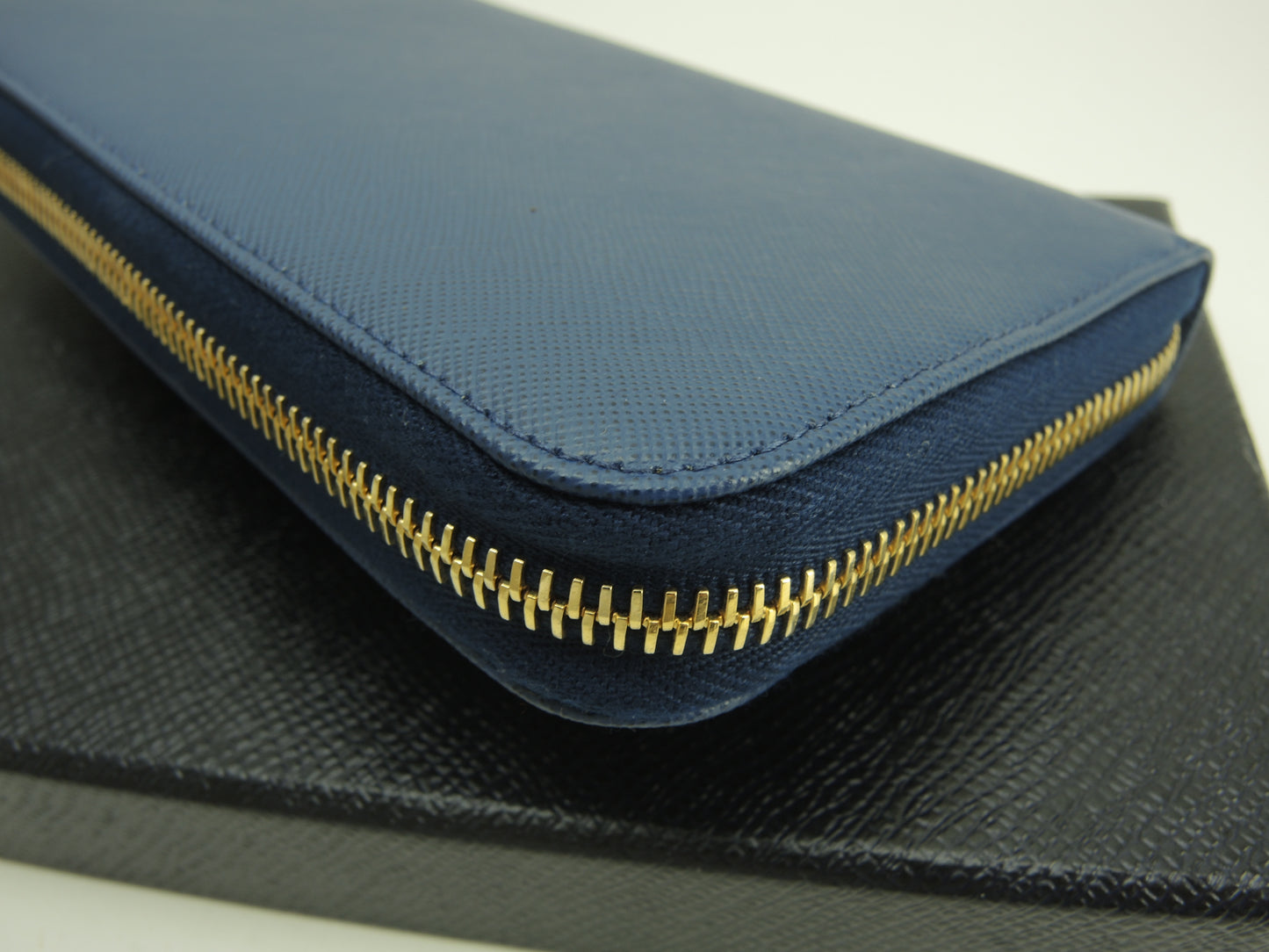 プラダ ロングウォレット リボン サフィアーノ青 ラウンドジップ長財布 未使用品@204