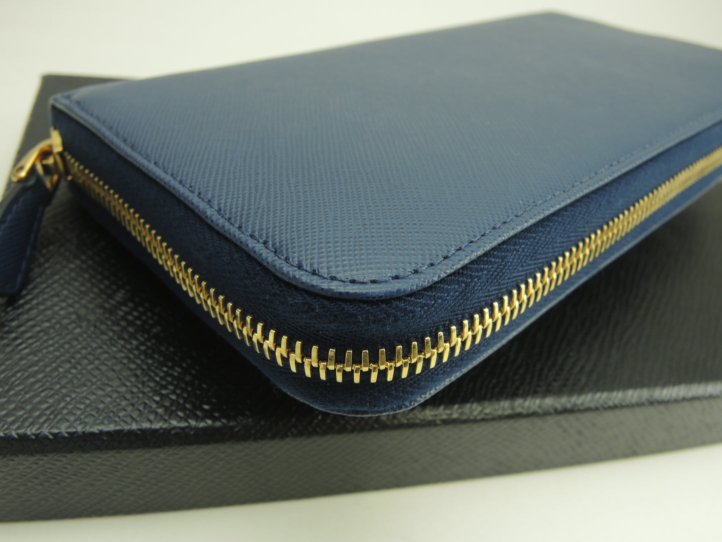 プラダ ロングウォレット リボン サフィアーノ青 ラウンドジップ長財布 未使用品@204
