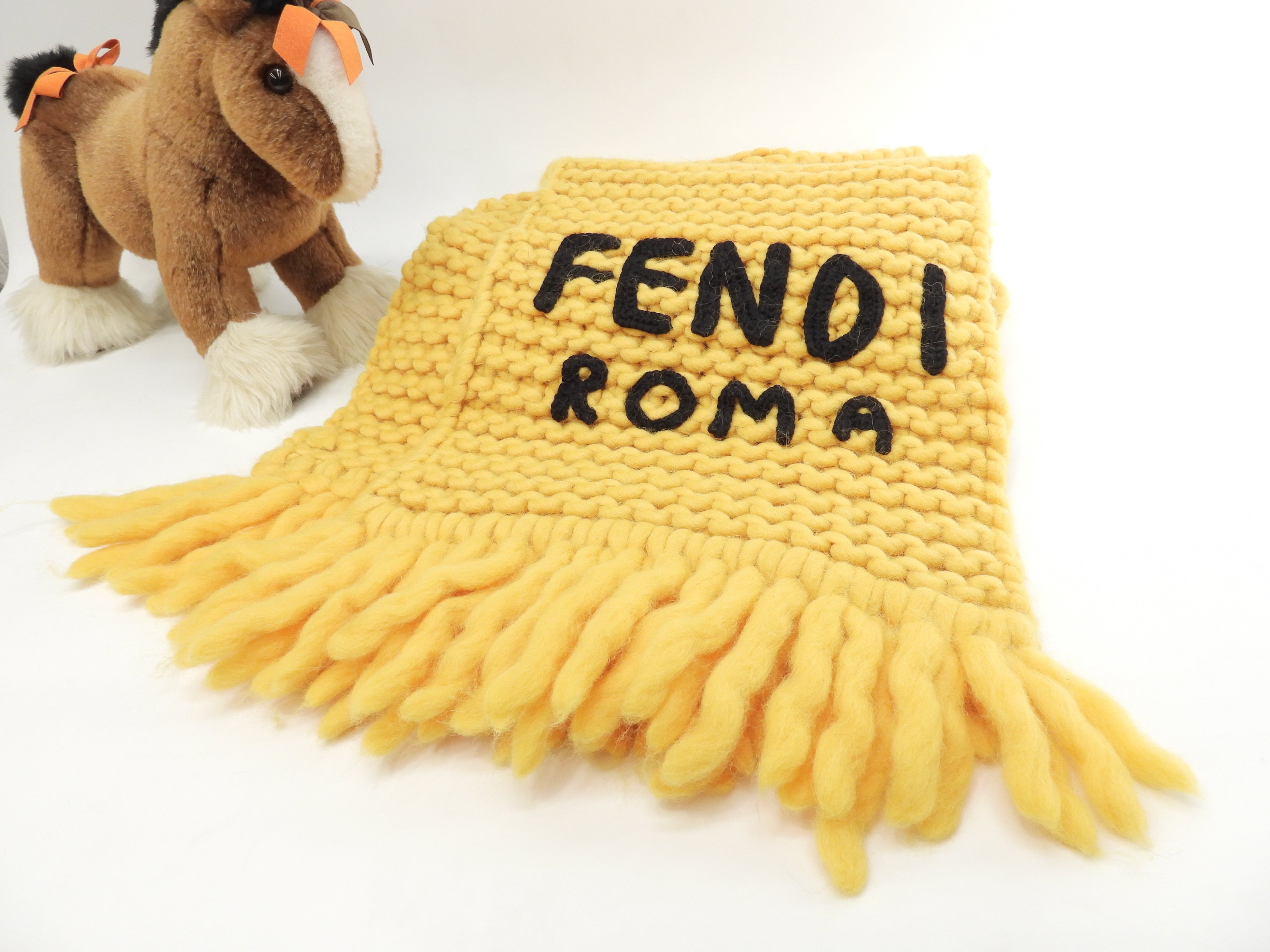 フェンディ マフラー FENDIロゴ ウール80%黄 モコモコニット ネック