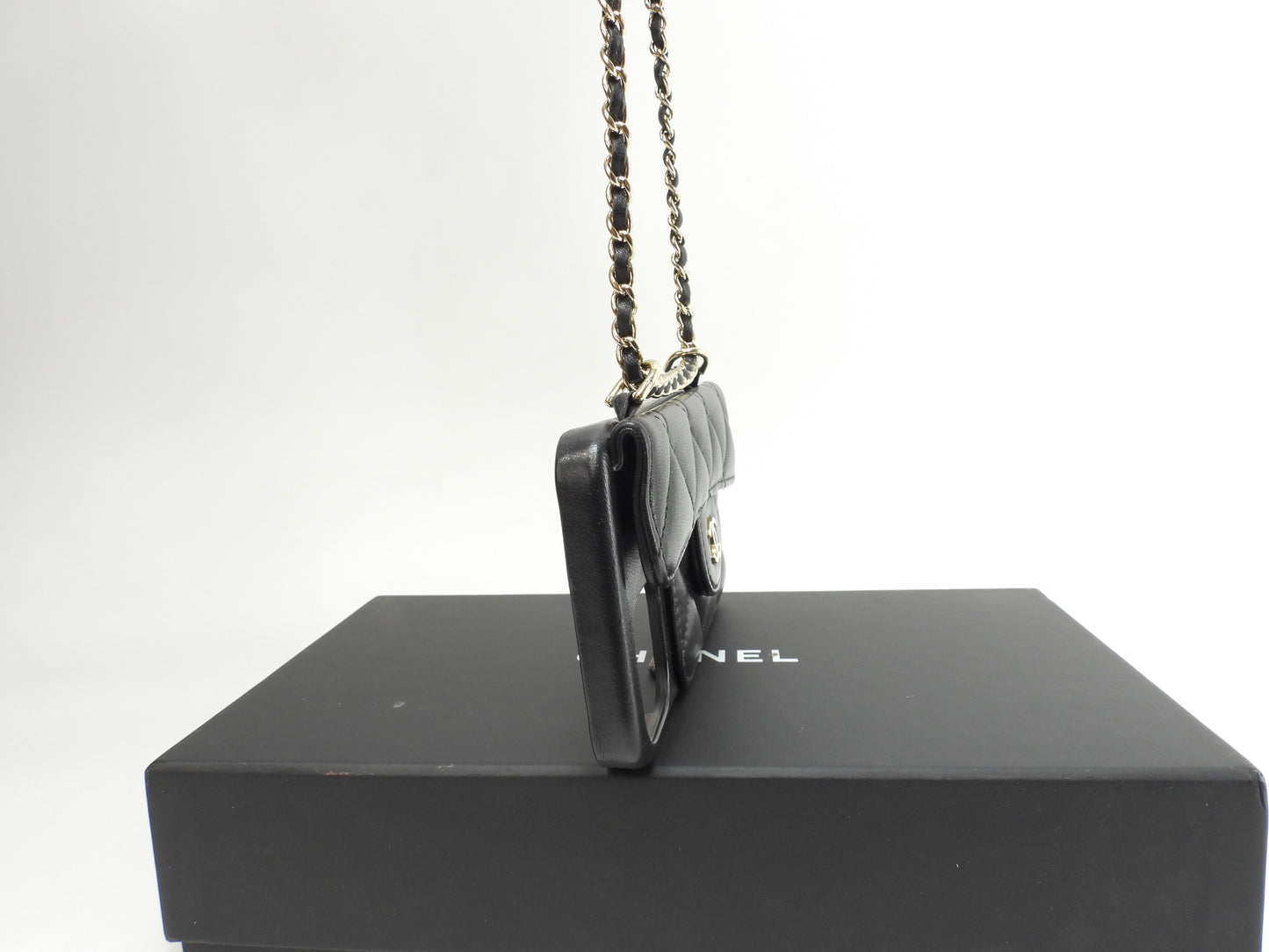 シャネル iPhone14ケース ラム黒 ストラップ付カバー 美品@30735338