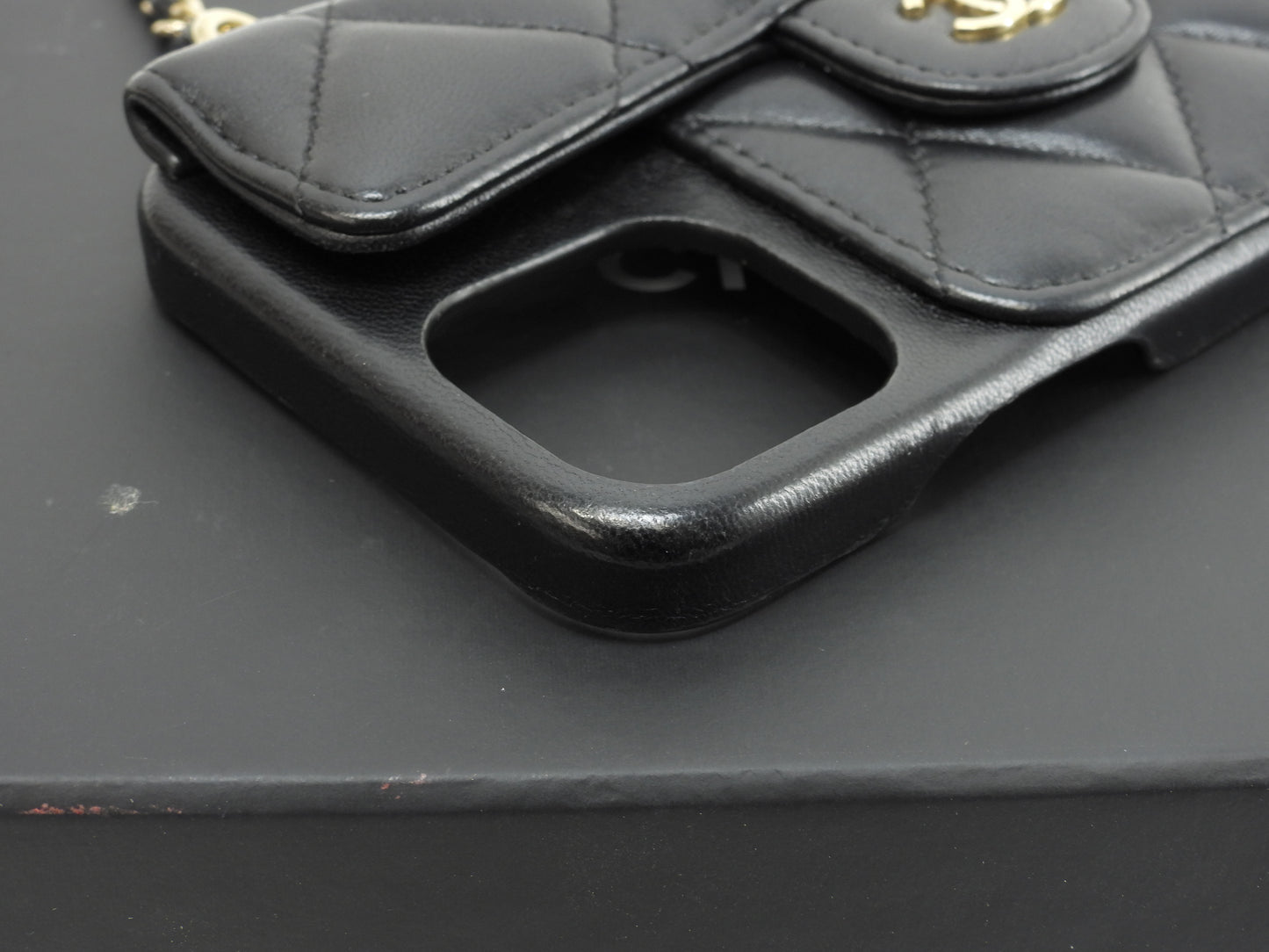 シャネル iPhone14ケース ラム黒 ストラップ付カバー 美品@30735338