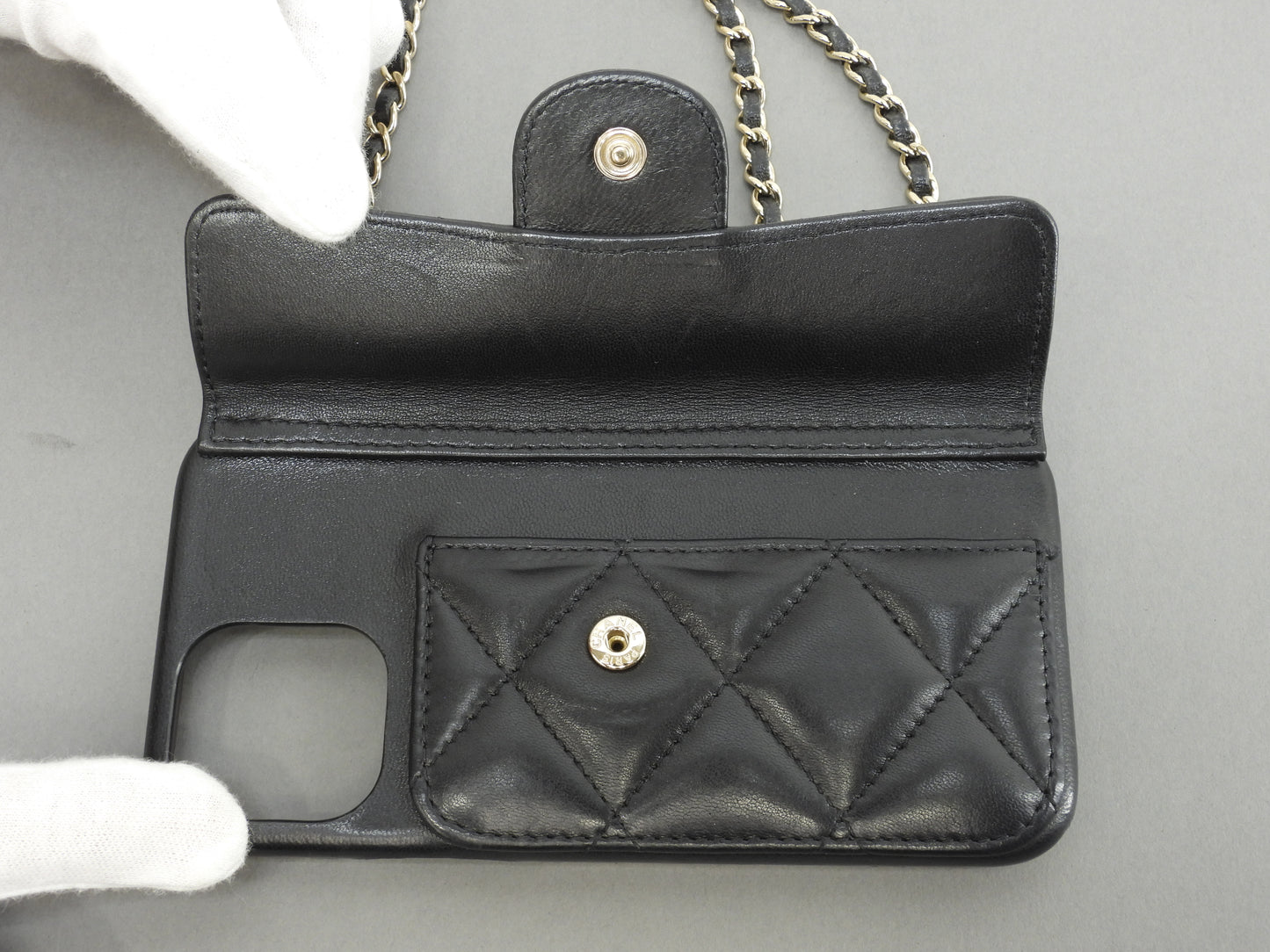 シャネル iPhone14ケース ラム黒 ストラップ付カバー 美品@30735338