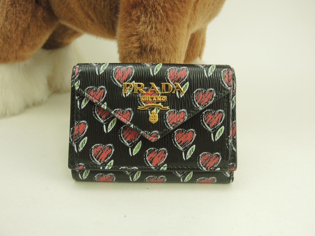 プラダ ミニウォレット ハート 型押レザー黒 立体ロゴ スモールウォレット 3折財布 美品@62E