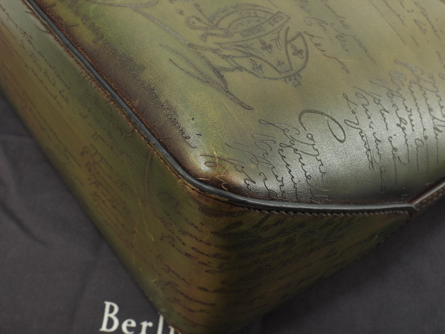 ベルルッティ トゥジュール カリグラフィ レザー緑茶 メンズ トートバッグ 新型 極美品@A0230P