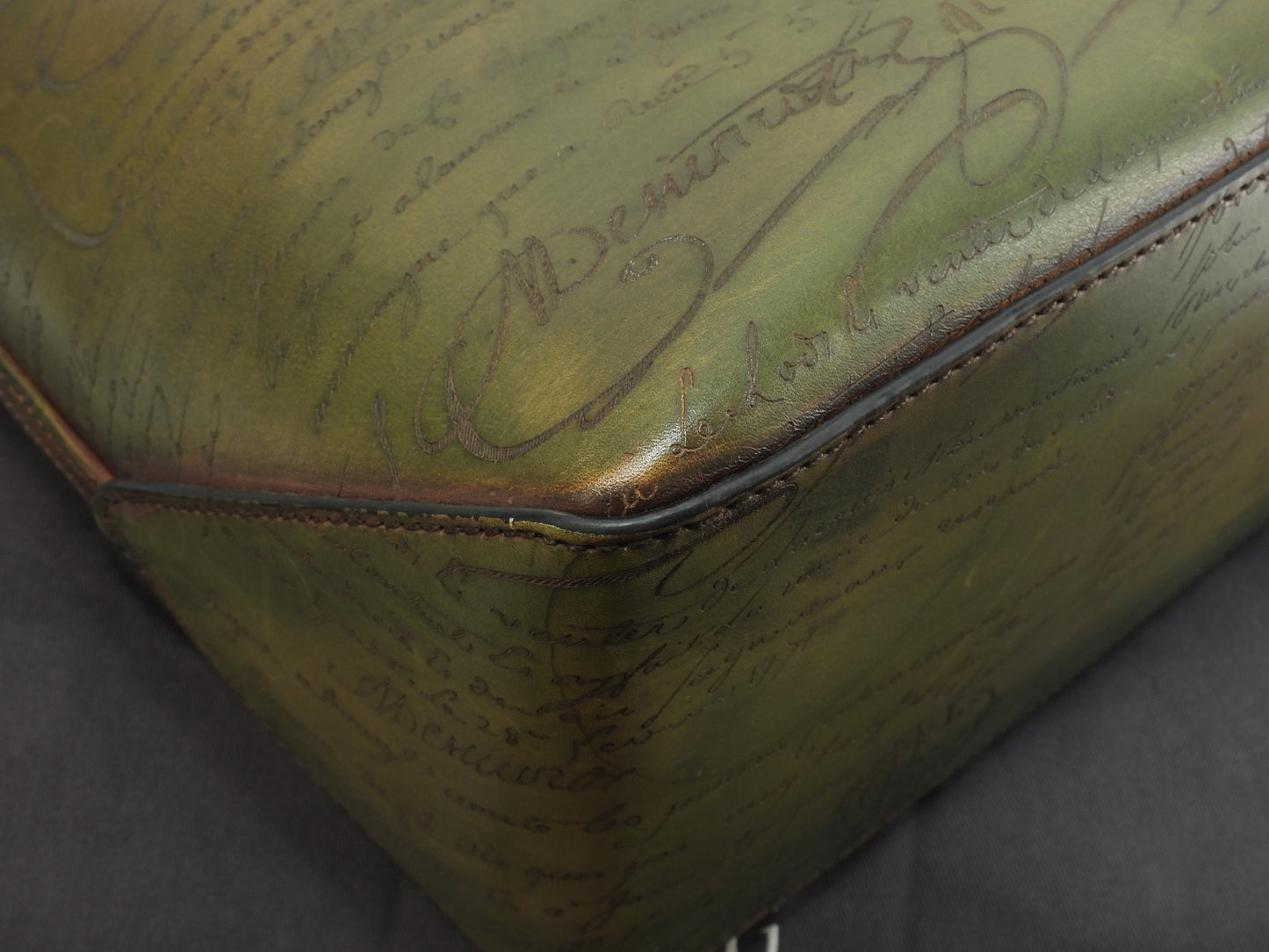 ベルルッティ トゥジュール カリグラフィ レザー緑茶 メンズ トートバッグ 新型 極美品@A0230P