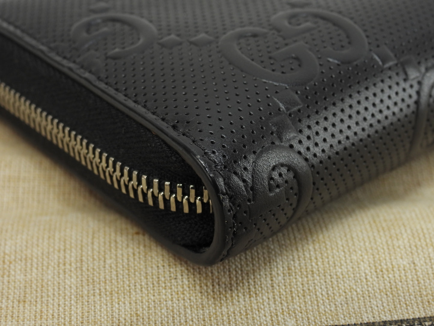 グッチ ロングウォレット ビッグGGエンボス レザー黒 ラウンドジップ長財布 未使用@ 1