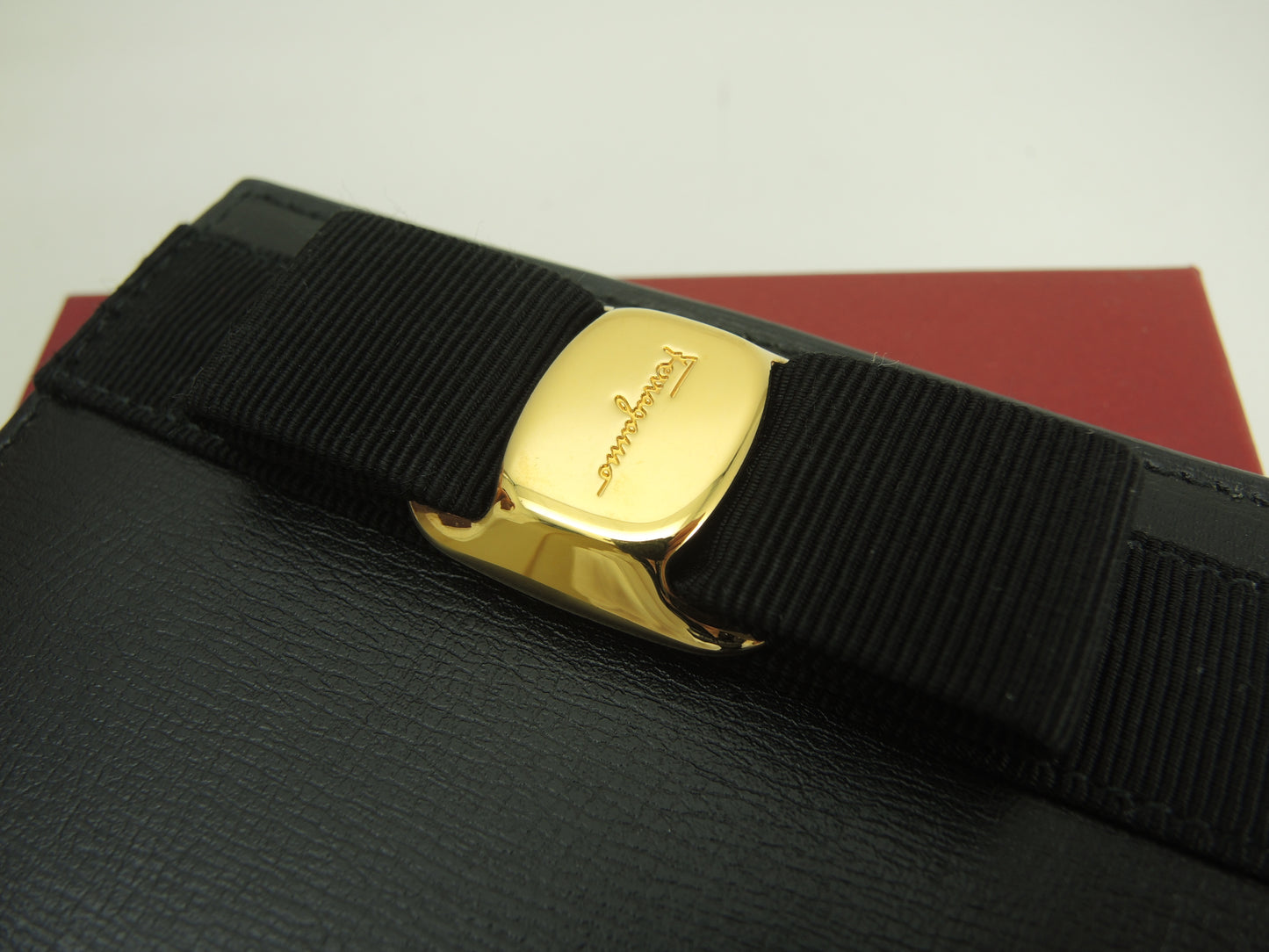 サルヴァトーレフェラガモ コンパクトウォレット ヴァラリボン レザー黒スモール財布 極美品@JP22E009