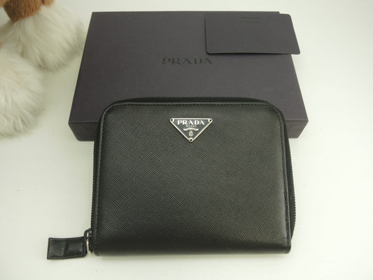 プラダ 2折ジップ札入 三角プレートロゴ サフィアーノレザー黒 お札・カードケース@64