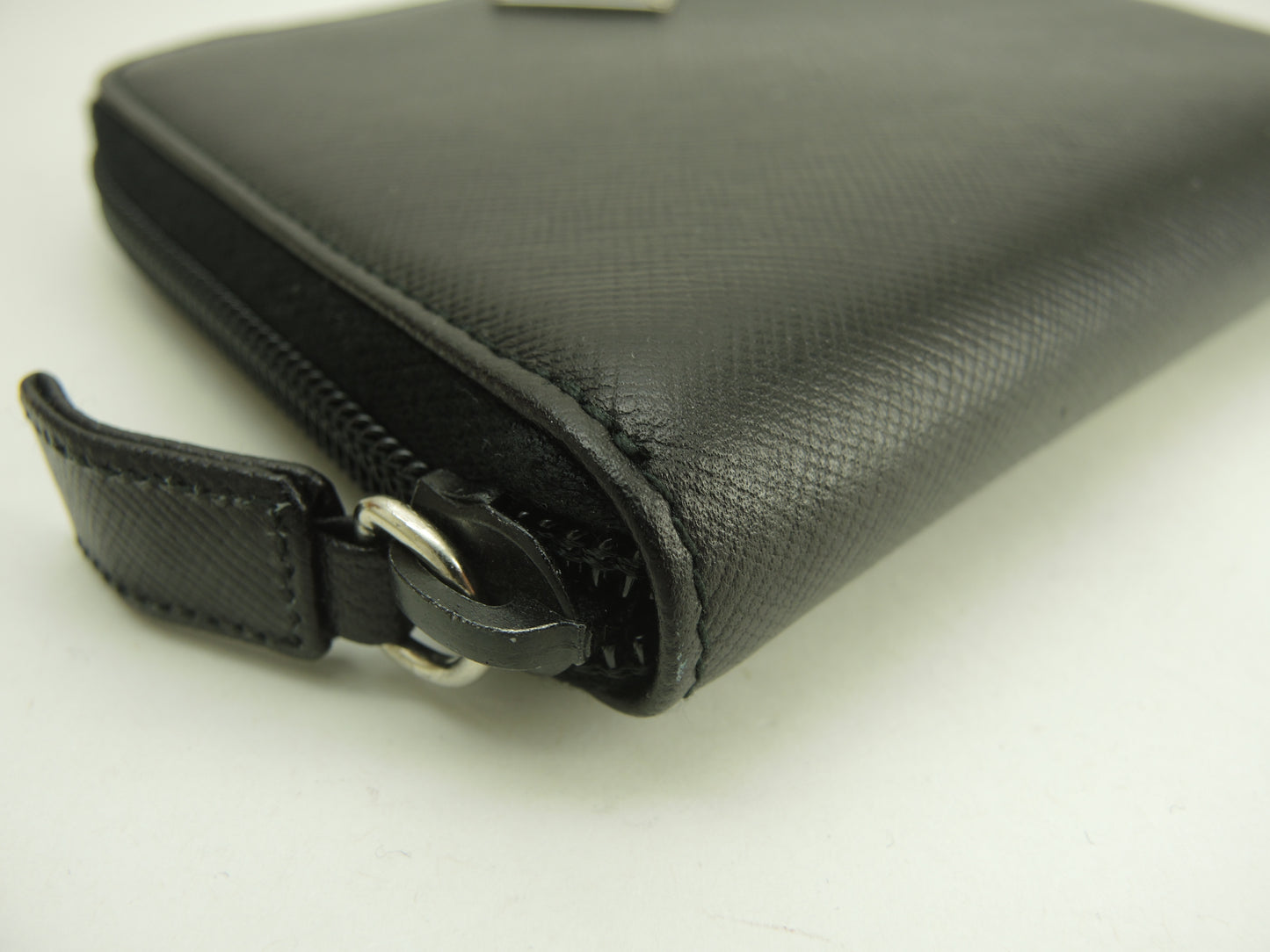 プラダ 2折ジップ札入 三角プレートロゴ サフィアーノレザー黒 お札・カードケース@64