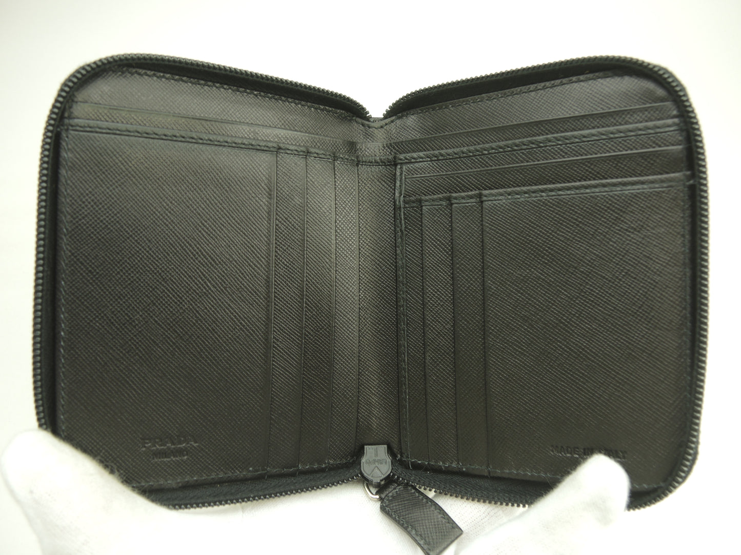 プラダ 2折ジップ札入 三角プレートロゴ サフィアーノレザー黒 お札・カードケース@64